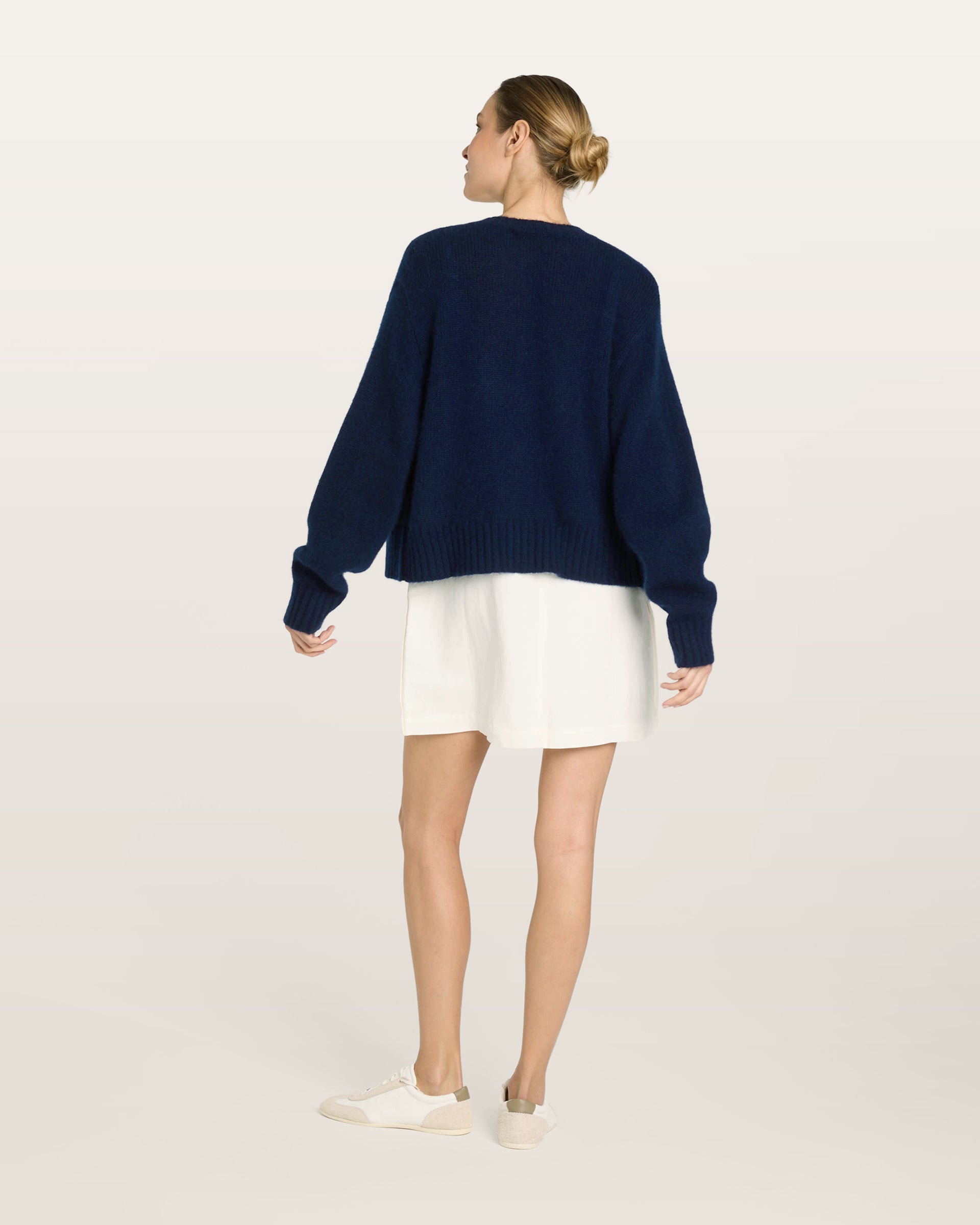 Damen Cardigan in French Navy (dunkelblau) aus Kaschmir-Seide – mittelschwerer, glatt gestrickter Cardigan mit Knopfleiste und relaxter Passform