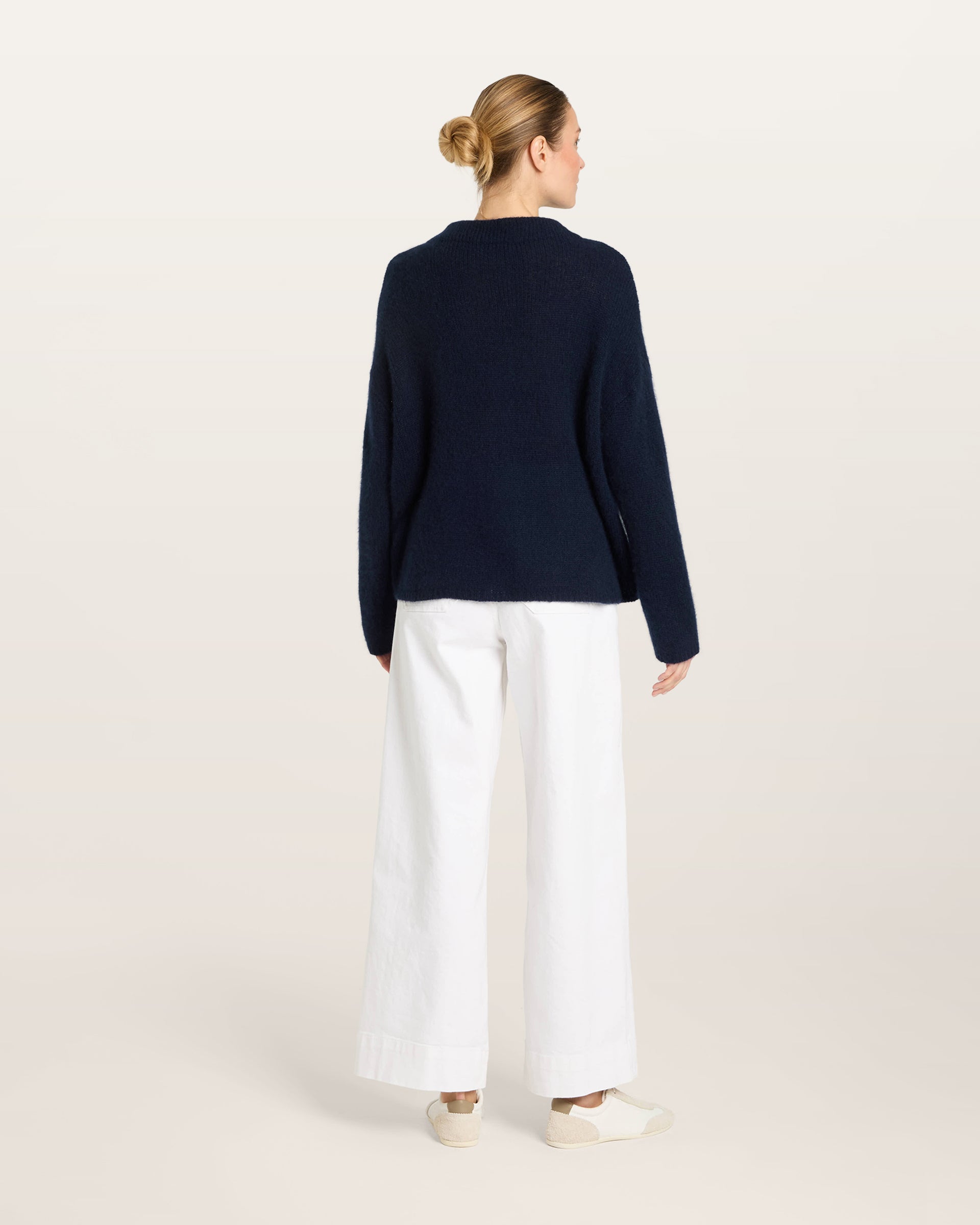 Damen Pullover in french navy (dunkelblau) aus Kaschmir-Seide – mittelschwerer, glatt und locker gestrickter Stoff, oversized Passform, Stehkragen, überschnittene Schultern, lange relaxte Ärmel sowie Rippbündchen an Ärmeln und Saum