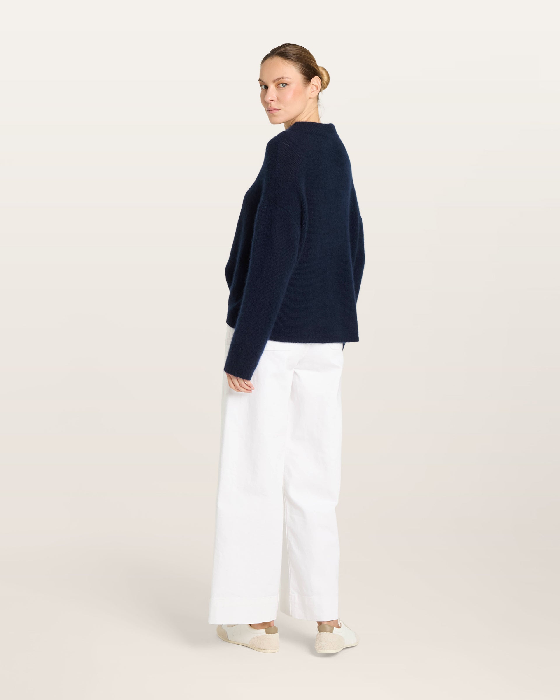 Damen Pullover in french navy (dunkelblau) aus Kaschmir-Seide – mittelschwerer, glatt und locker gestrickter Stoff, oversized Passform, Stehkragen, überschnittene Schultern, lange relaxte Ärmel sowie Rippbündchen an Ärmeln und Saum