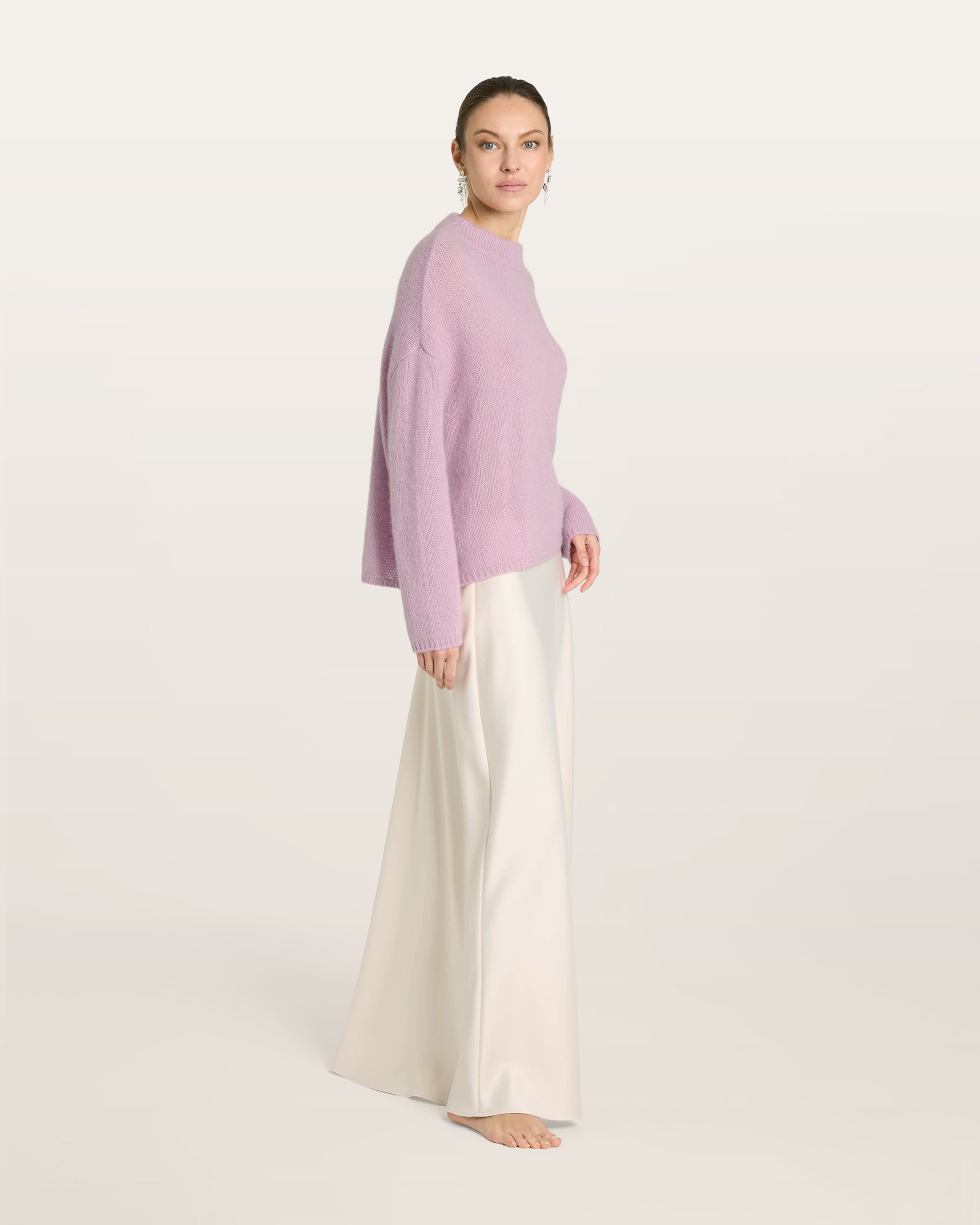 Damen Pullover in light raspberry (rosa) aus Kaschmir-Seide – mittelschwerer, glatt und locker gestrickter Stoff, oversized Passform, Stehkragen, überschnittene Schultern, lange relaxte Ärmel sowie Rippbündchen an Ärmeln und Saum