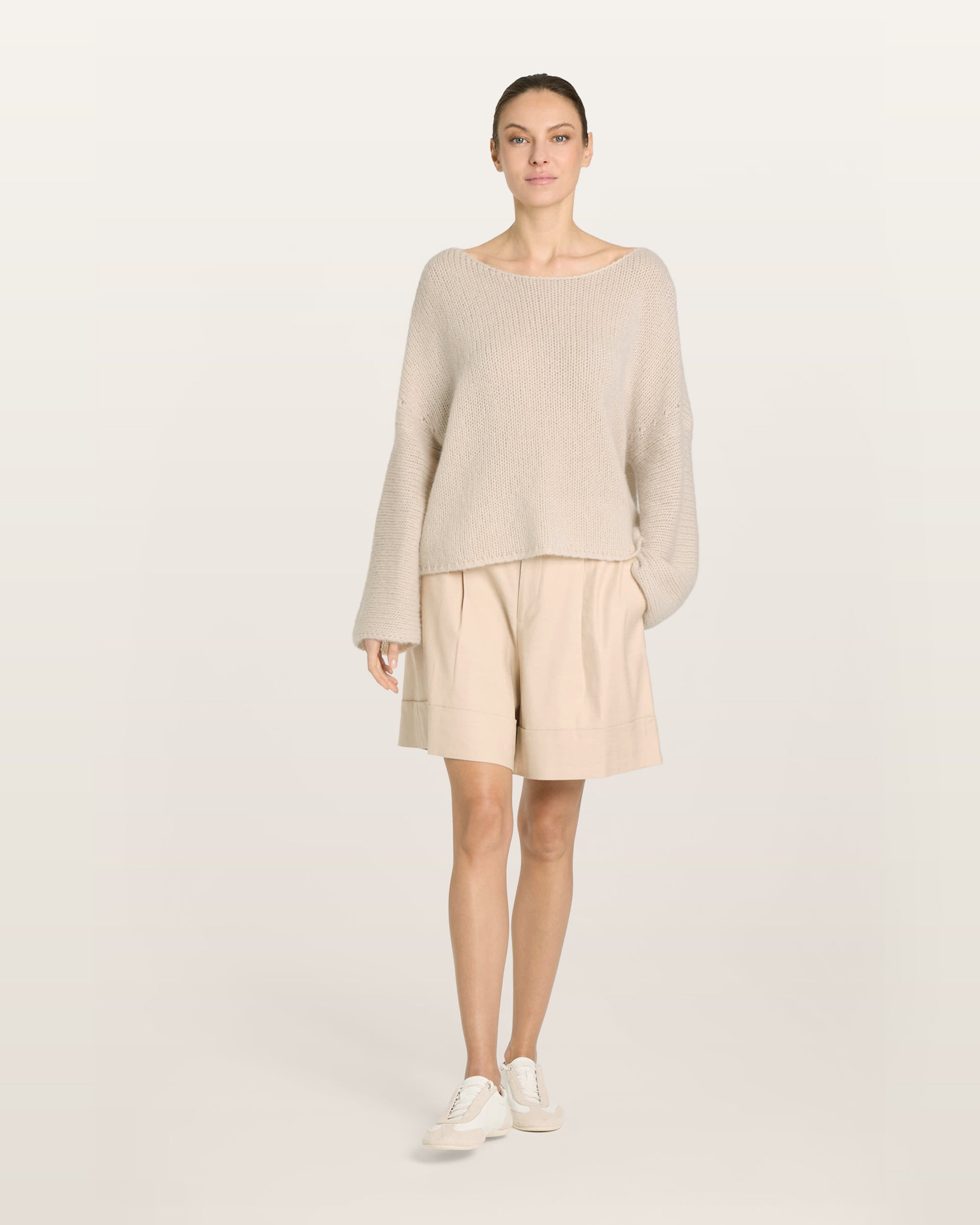 Damen Pullover in lunar (creme) aus Kaschmir-Seide – grob, glatt und locker gestrickt mit dekorativem Lochmuster oberhalb der Ärmel, oversized Passform, U-Boot-Ausschnitt, überschnittene Schultern sowie lange, weite Ärmel.