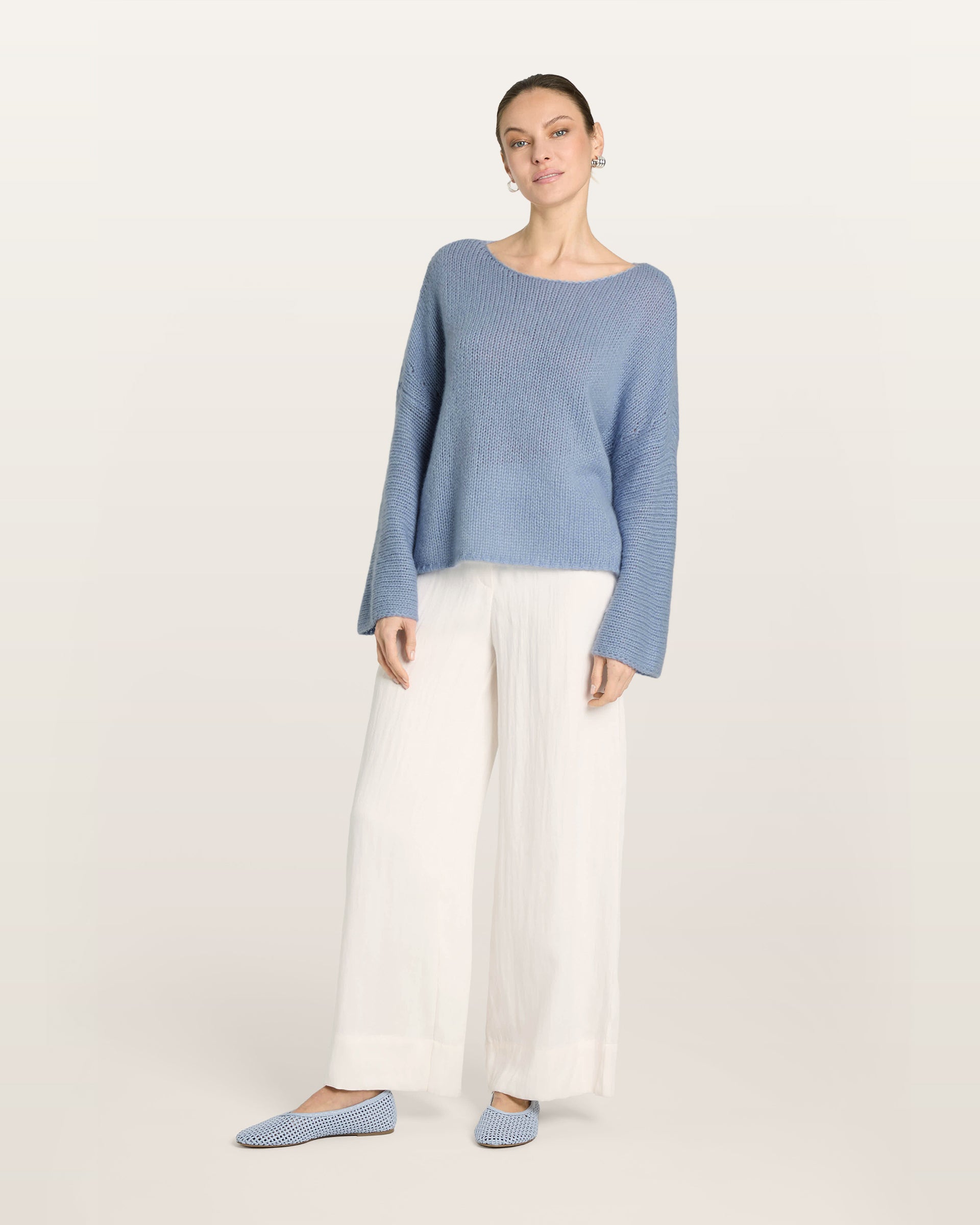 Damen Pullover in sky blue (blau) aus Kaschmir-Seide – grob, glatt und locker gestrickt mit dekorativem Lochmuster oberhalb der Ärmel, oversized Passform, U-Boot-Ausschnitt, überschnittene Schultern sowie lange, weite Ärmel.