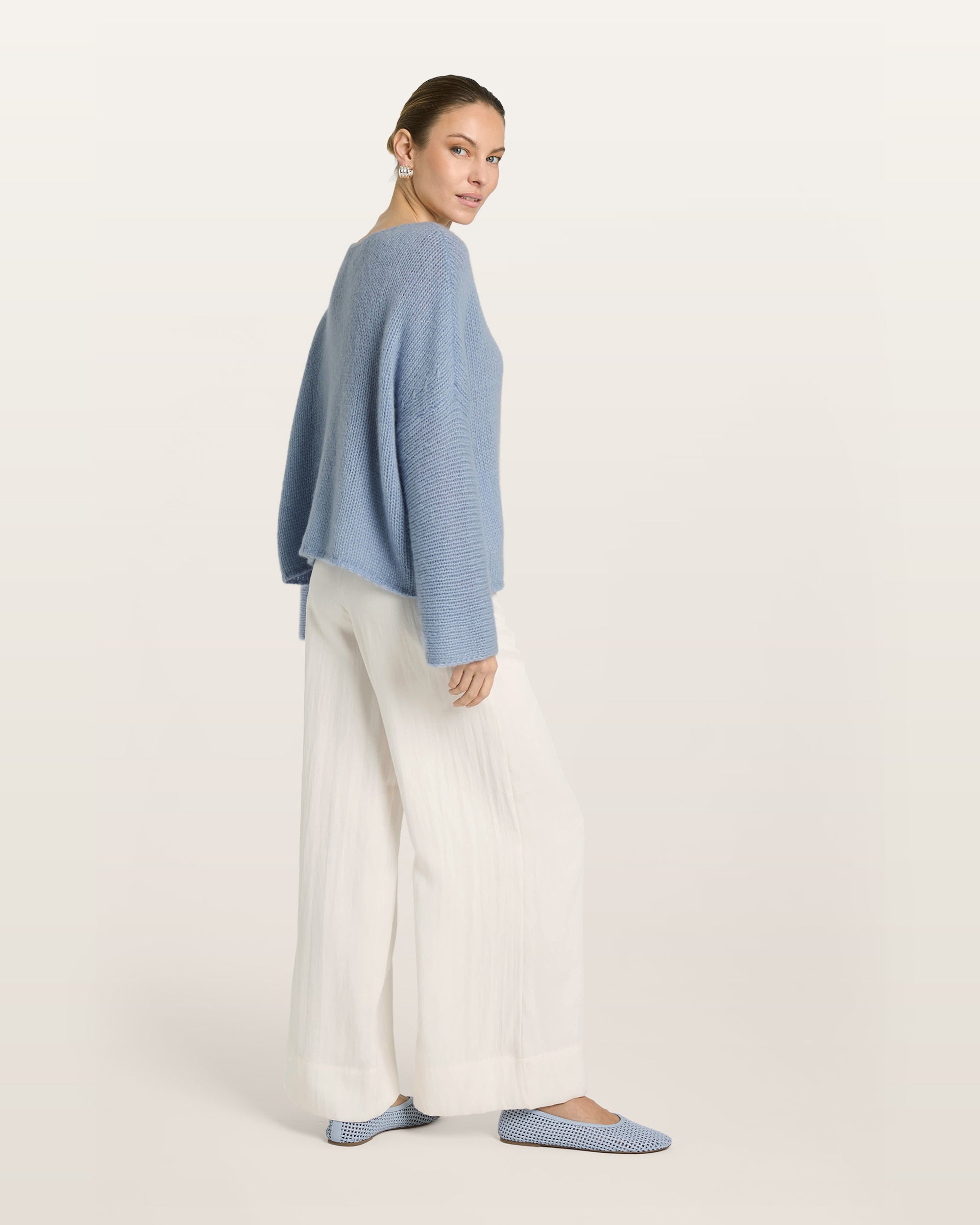 Damen Pullover in sky blue (blau) aus Kaschmir-Seide – grob, glatt und locker gestrickt mit dekorativem Lochmuster oberhalb der Ärmel, oversized Passform, U-Boot-Ausschnitt, überschnittene Schultern sowie lange, weite Ärmel.