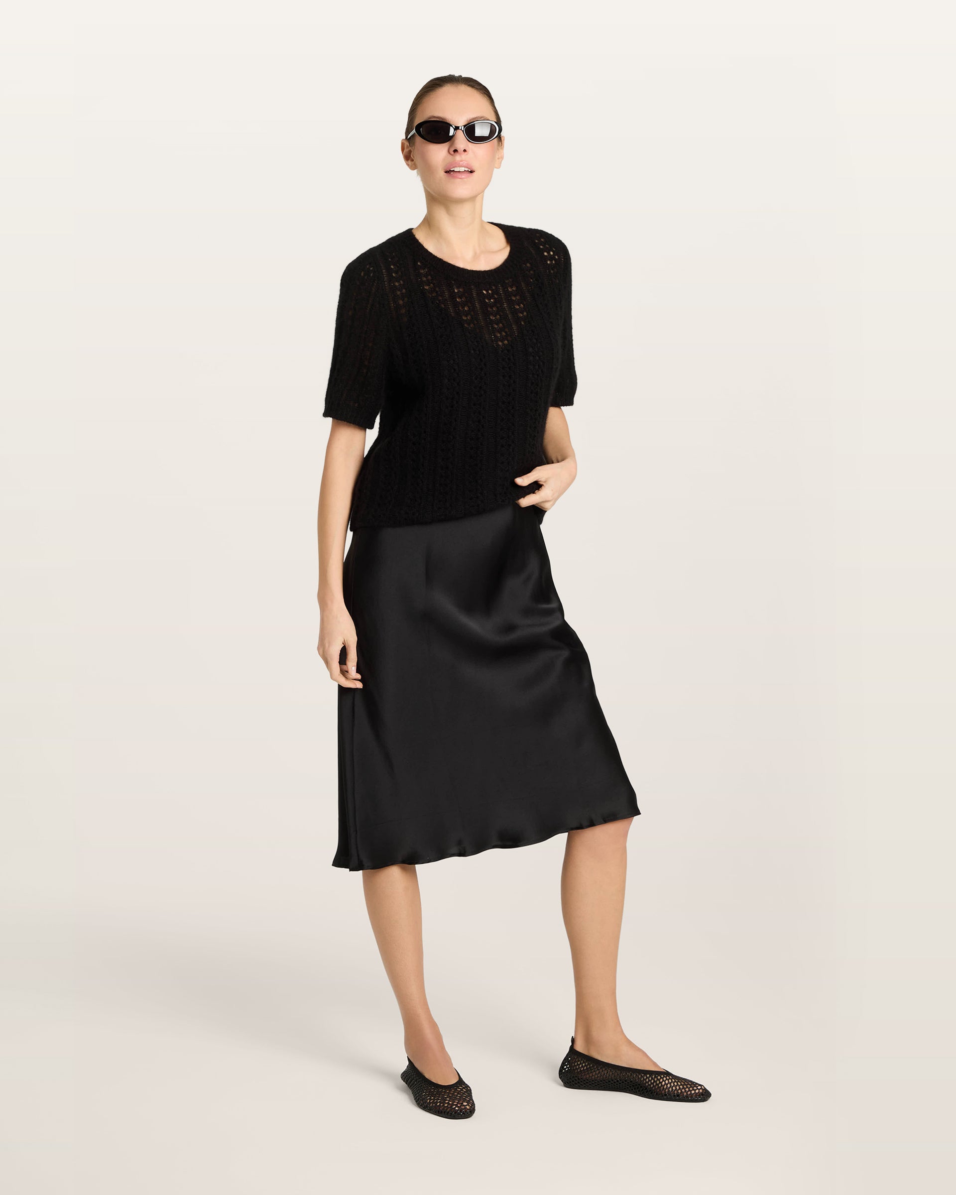 Damen Halbarm-Pullover in black (schwarz) aus Kaschmir-Seide – mittelschwerer, leichter und luftiger Strick mit Ajour-Lochmuster, relaxte Passform, Rundhalsausschnitt mit Rippkragen, klassische Schulter, Halbarm sowie Rippbündchen an Ärmeln und Saum.