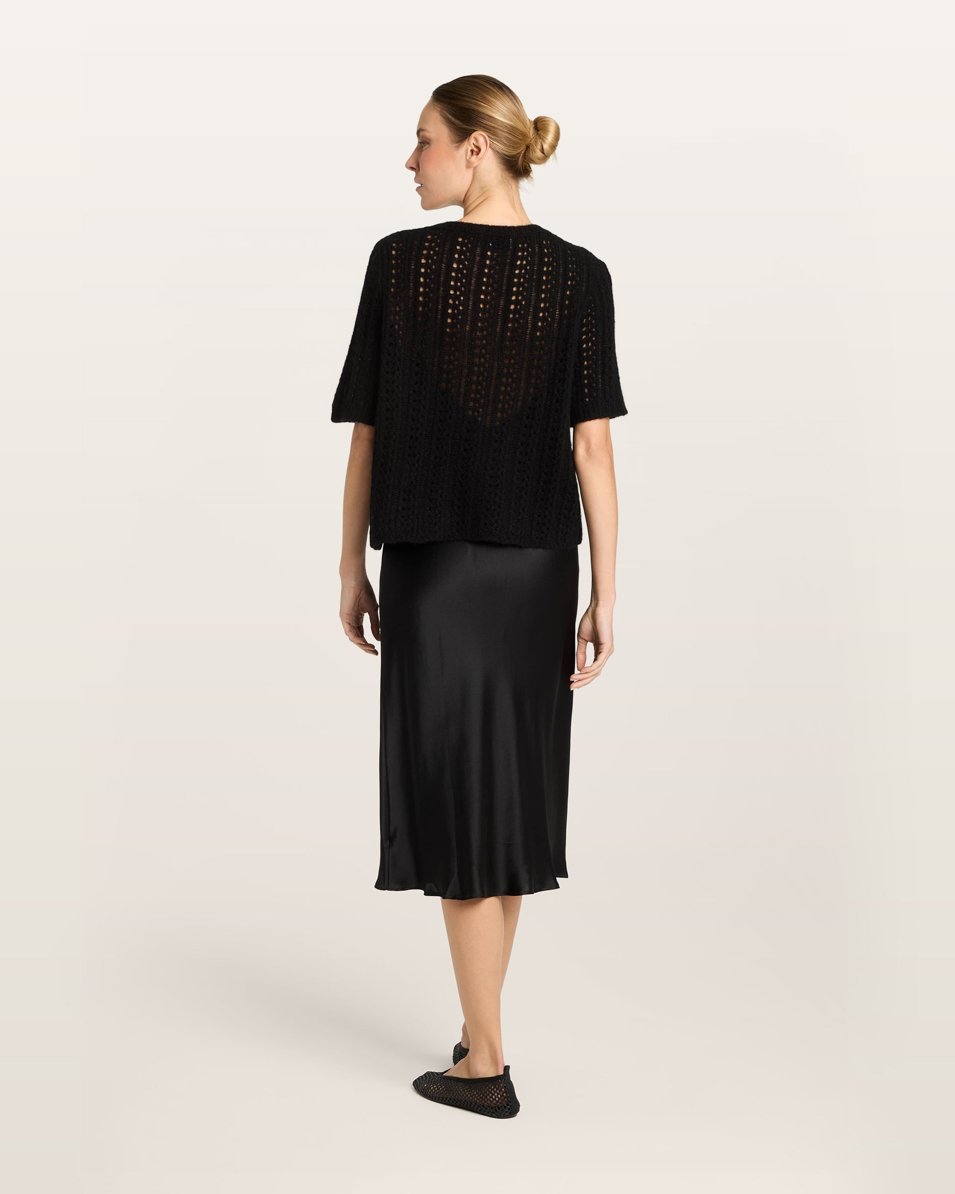 Damen Halbarm-Pullover in black (schwarz) aus Kaschmir-Seide – mittelschwerer, leichter und luftiger Strick mit Ajour-Lochmuster, relaxte Passform, Rundhalsausschnitt mit Rippkragen, klassische Schulter, Halbarm sowie Rippbündchen an Ärmeln und Saum.