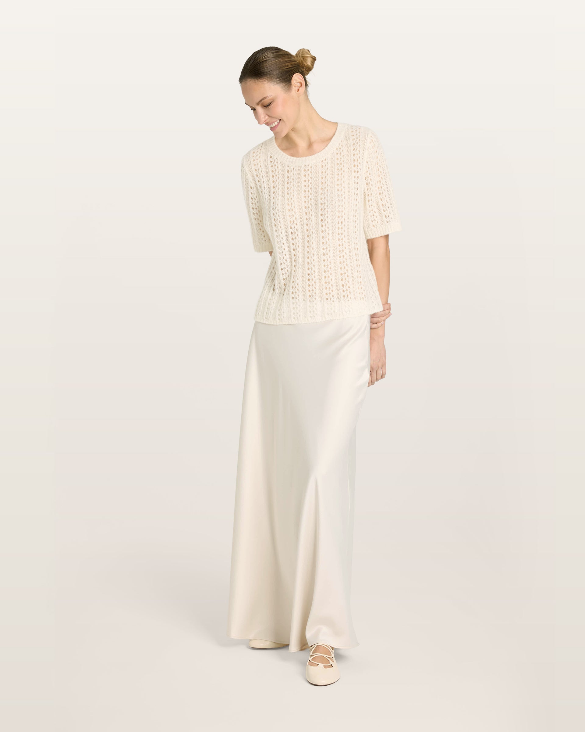 Damen Halbarm-Pullover in ivory (cremeweiß) aus Kaschmir-Seide – mittelschwerer, leichter und luftiger Strick mit Ajour-Lochmuster, relaxte Passform, Rundhalsausschnitt mit Rippkragen, klassische Schulter, Halbarm sowie Rippbündchen an Ärmeln und Saum.