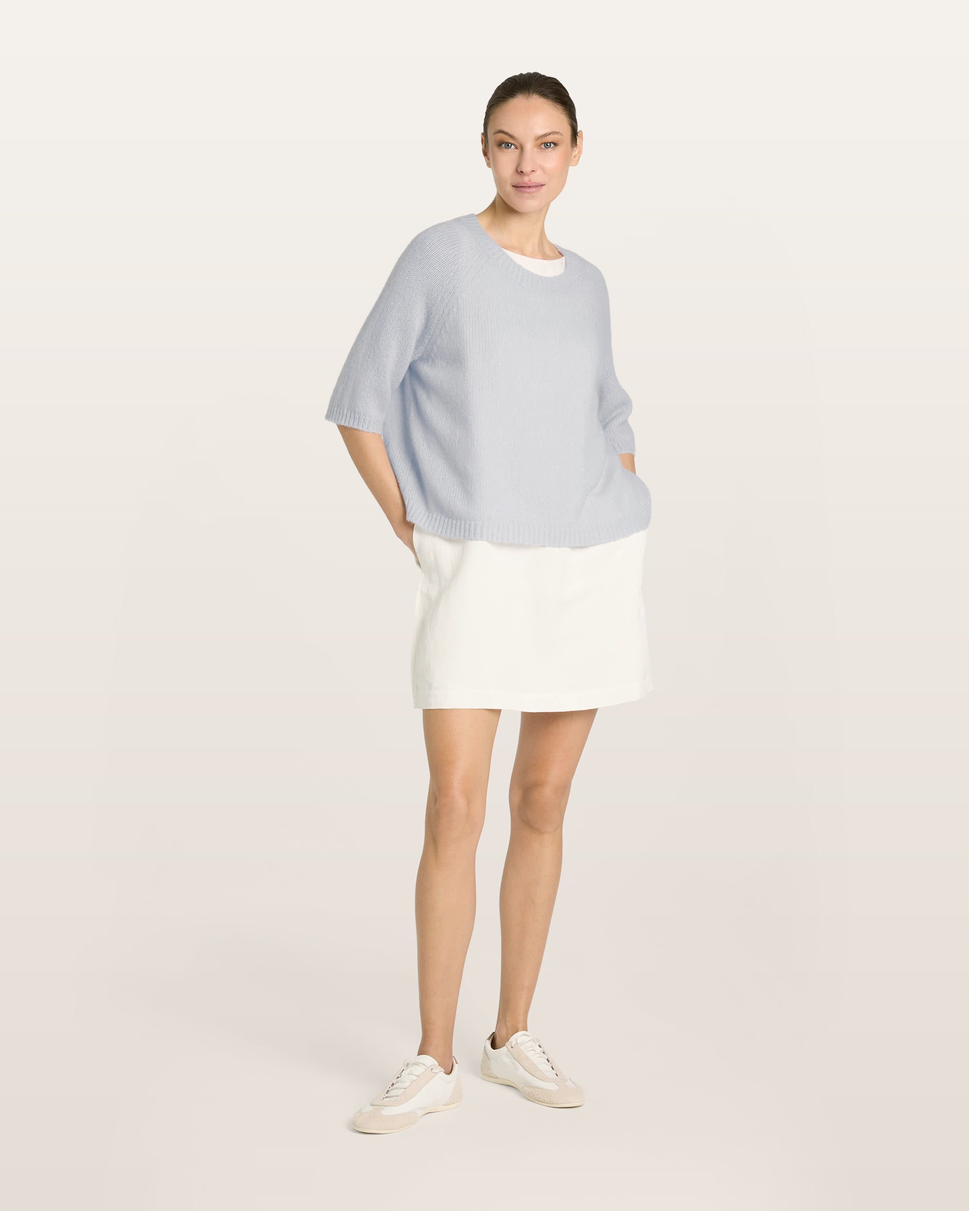 Damen Kurzarm-Pullover aus 75 % Kaschmir und 25 % Seide in bluish white (hellblau) – mittelschwerer, glatt gestrickter Pullover in kastiger, kurzer und breiter Form mit Rundhalsausschnitt und Rippkragen, Raglan-Halbärmeln sowie Rippbündchen an Ärmeln und Saum