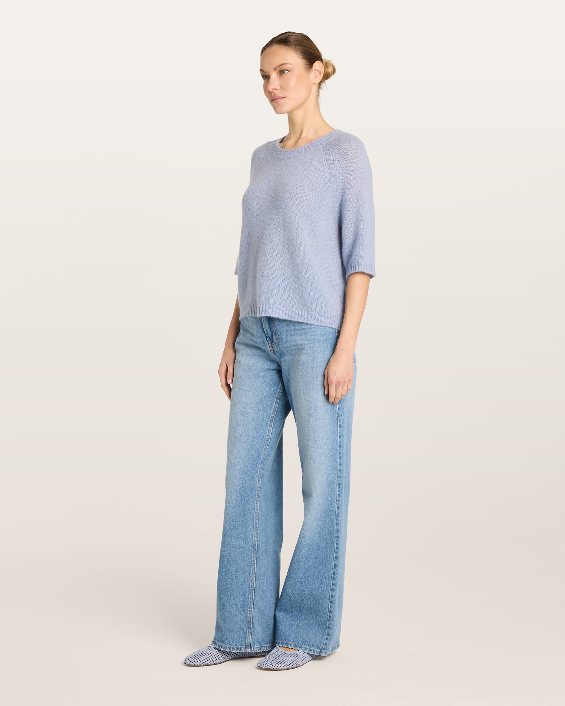 Damen Kurzarm-Pullover aus 75 % Kaschmir und 25 % Seide in sky blue (blau) – mittelschwerer, glatt gestrickter Pullover in kastiger, kurzer und breiter Form mit Rundhalsausschnitt und Rippkragen, Raglan-Halbärmeln sowie Rippbündchen an Ärmeln und Saum