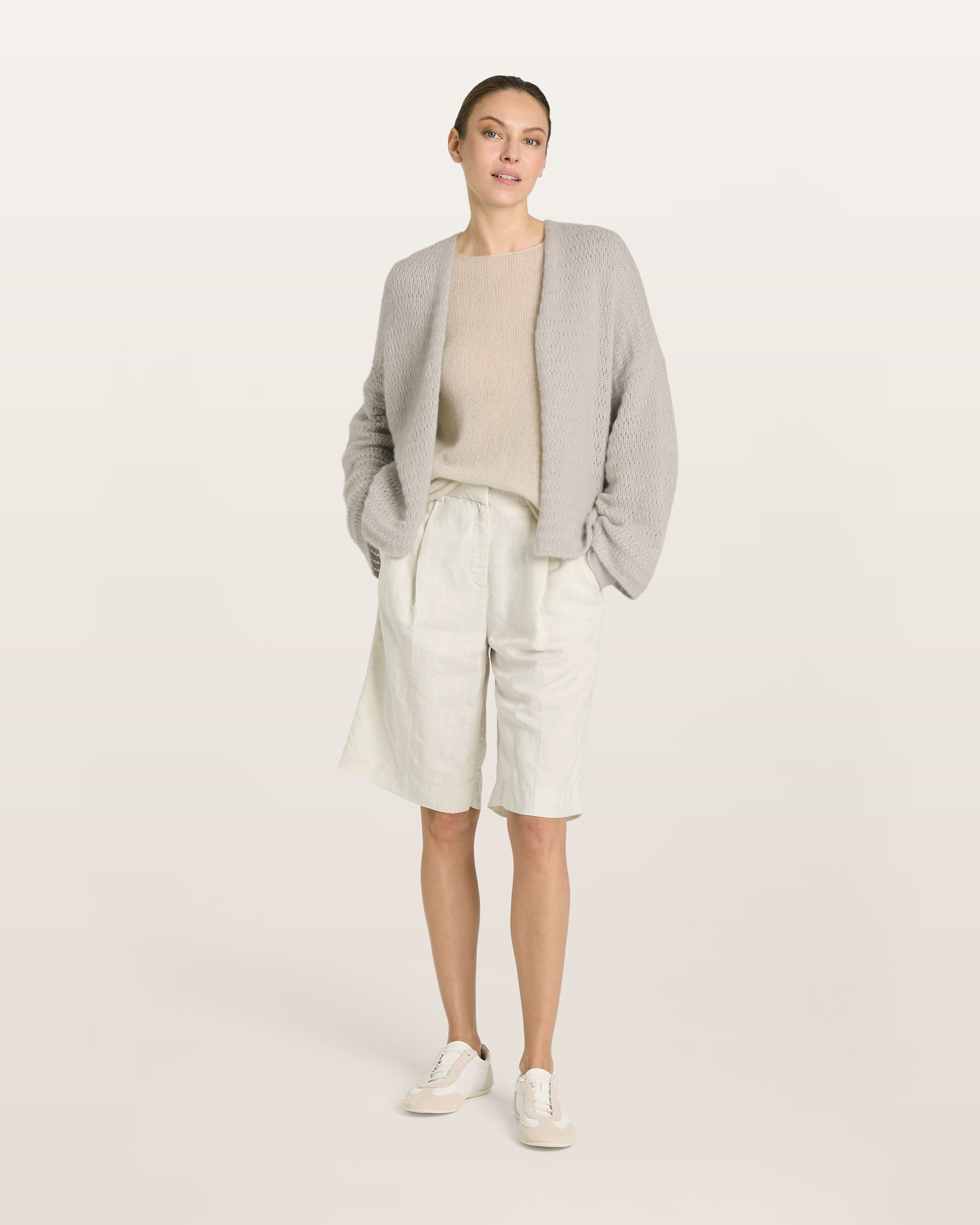 Damen Jacket aus 75 % Kaschmir und 25 % Seide in royal silver (grau) – glatt gestrickter Pullover in Streifenoptik mit oversized Passform, überschnittener Schulter, langen weiten Ärmeln, kleinen Rippbündchen an Ärmeln und Saum sowie einem verdeckten Kunststoffknopf