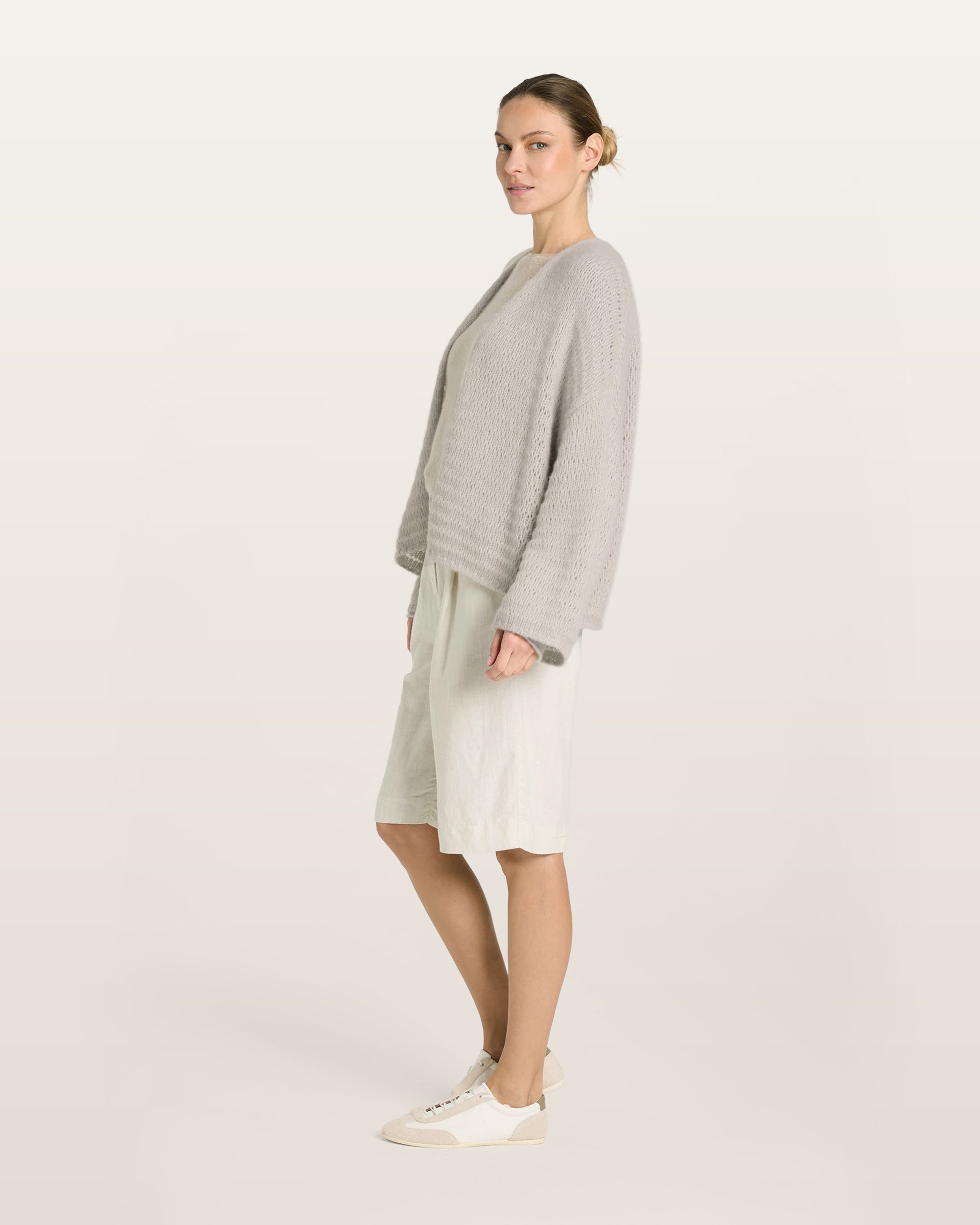 Damen Jacket aus 75 % Kaschmir und 25 % Seide in royal silver (grau) – glatt gestrickter Pullover in Streifenoptik mit oversized Passform, überschnittener Schulter, langen weiten Ärmeln, kleinen Rippbündchen an Ärmeln und Saum sowie einem verdeckten Kunststoffknopf