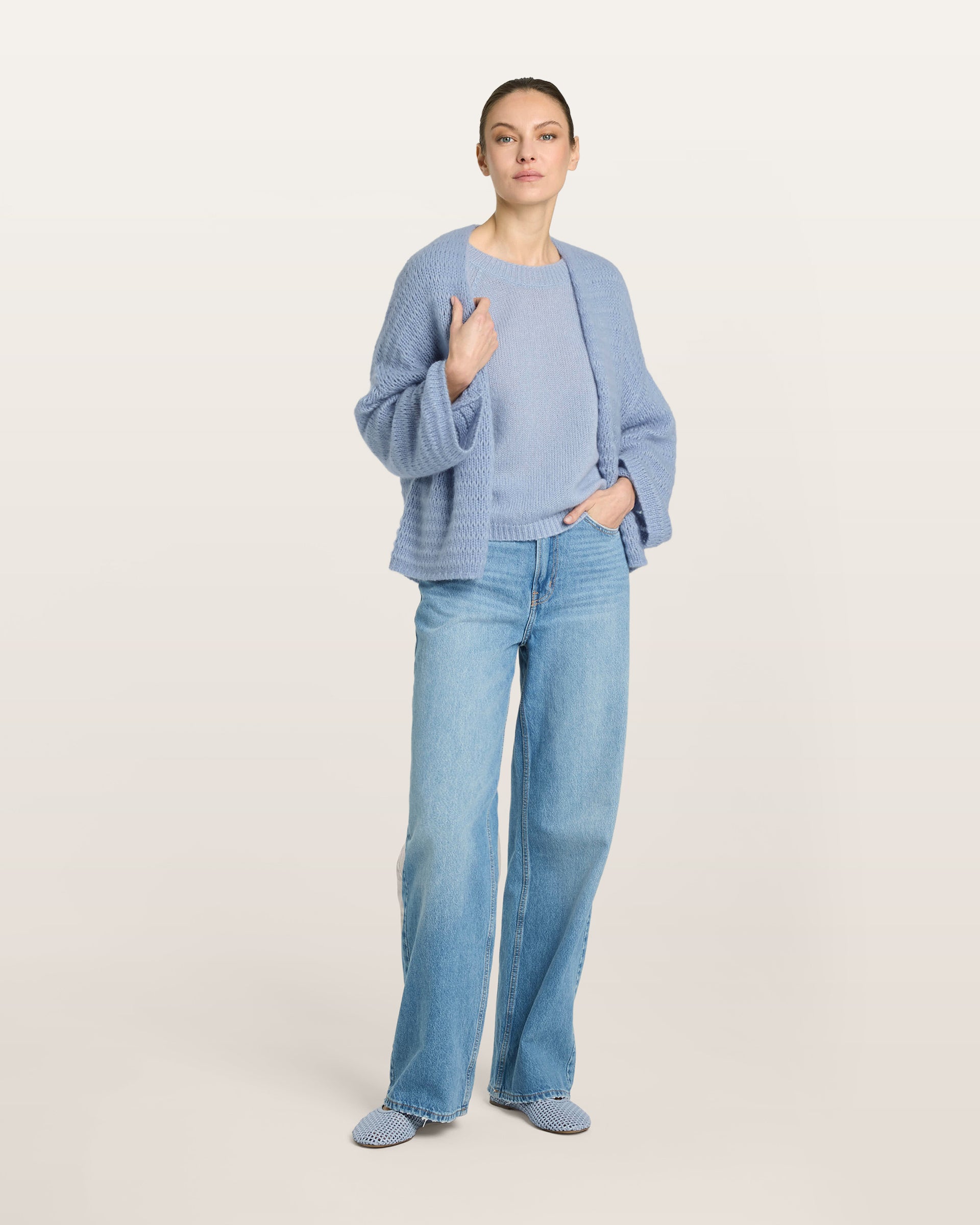 Damen Jacket aus 75 % Kaschmir und 25 % Seide in sky blue (blau) – glatt gestrickter Pullover in Streifenoptik mit oversized Passform, überschnittener Schulter, langen weiten Ärmeln, kleinen Rippbündchen an Ärmeln und Saum sowie einem verdeckten Kunststoffknopf