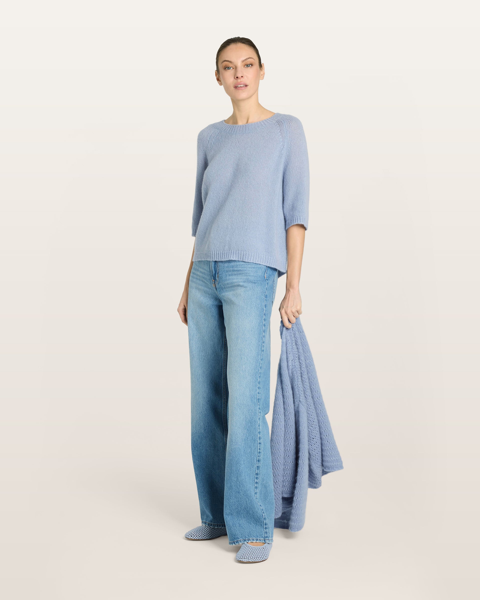 Damen Jacket aus 75 % Kaschmir und 25 % Seide in sky blue (blau) – glatt gestrickter Pullover in Streifenoptik mit oversized Passform, überschnittener Schulter, langen weiten Ärmeln, kleinen Rippbündchen an Ärmeln und Saum sowie einem verdeckten Kunststoffknopf