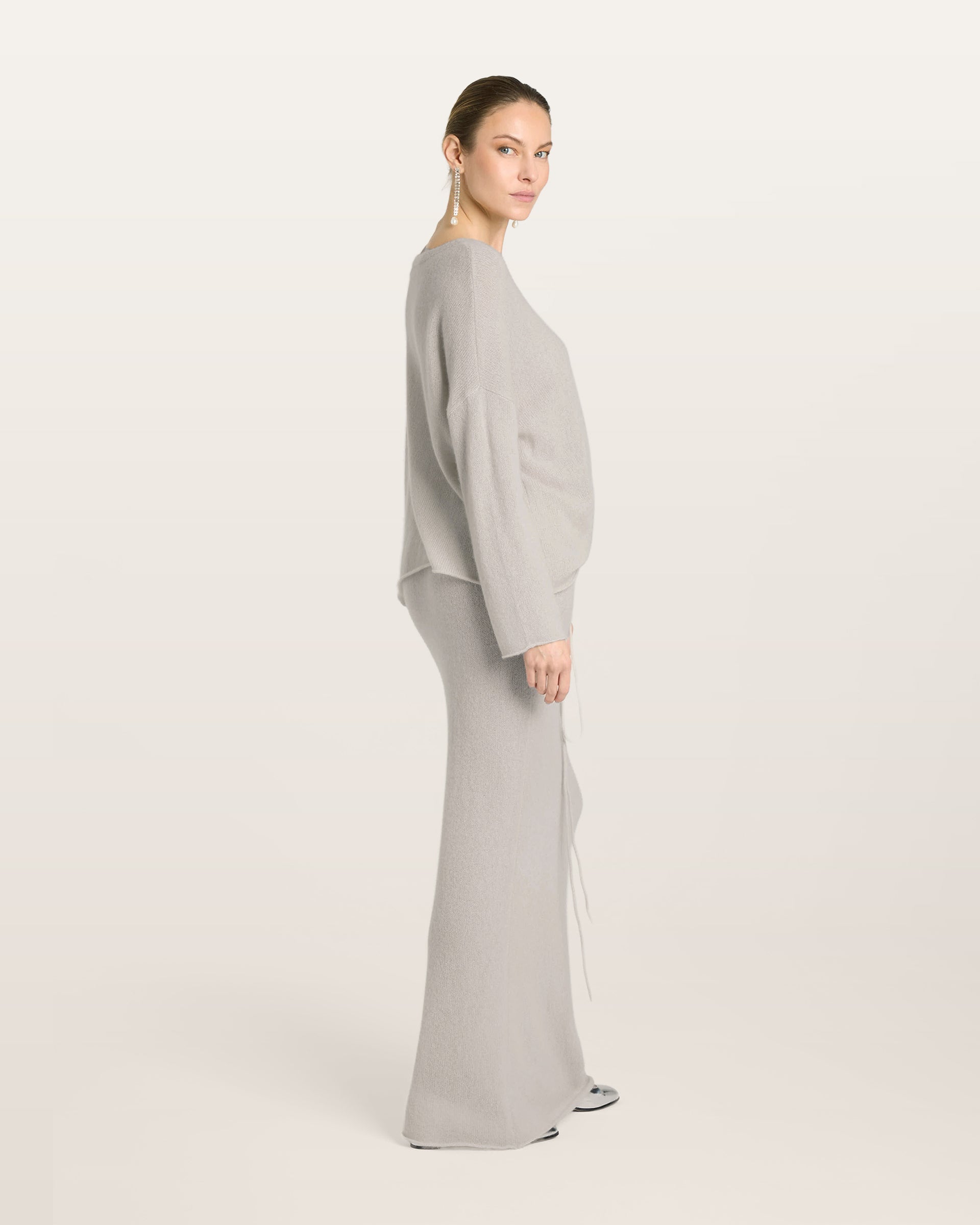 Damen Pullover aus 75 % Kaschmir und 25 % Seide in royal silver (grau) – leichter, luftiger, glatt gestrickter Pullover in langem Oversized-Style mit großem Halsausschnitt und links gestricktem Kragen, überschnittener Schulter sowie langen, relaxten Ärmeln