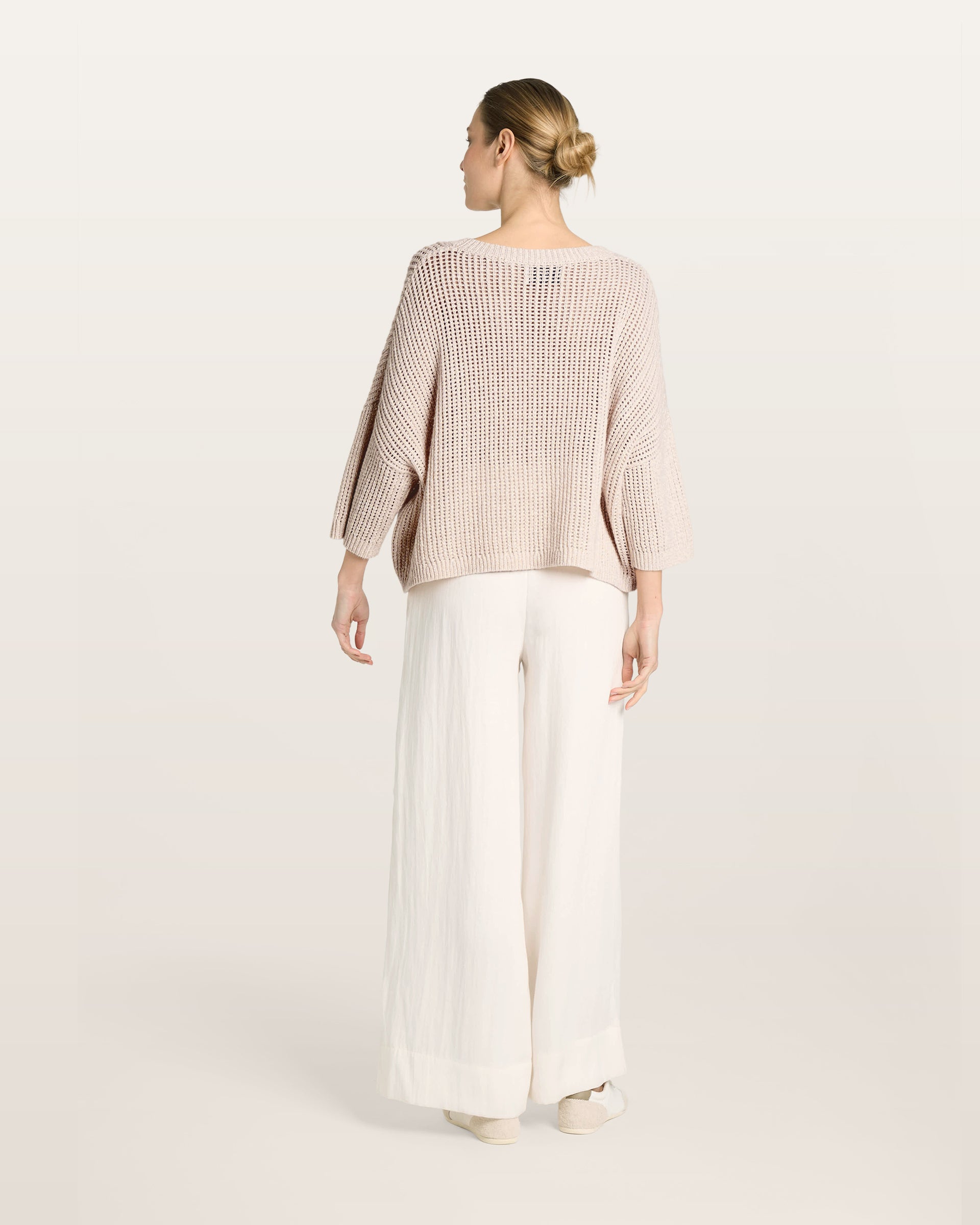 Damen Kurzarm-Pullover aus 63 % Leinen und 37 % Kaschmir in atlas (hellbeige) – mittelschwerer, oversized geschnittener Pullover mit transparentem Lochmuster, großem Rundhalsausschnitt mit Rippkragen, überschnittener Schulter, Halbarm sowie Rippbündchen an Ärmeln und Saum