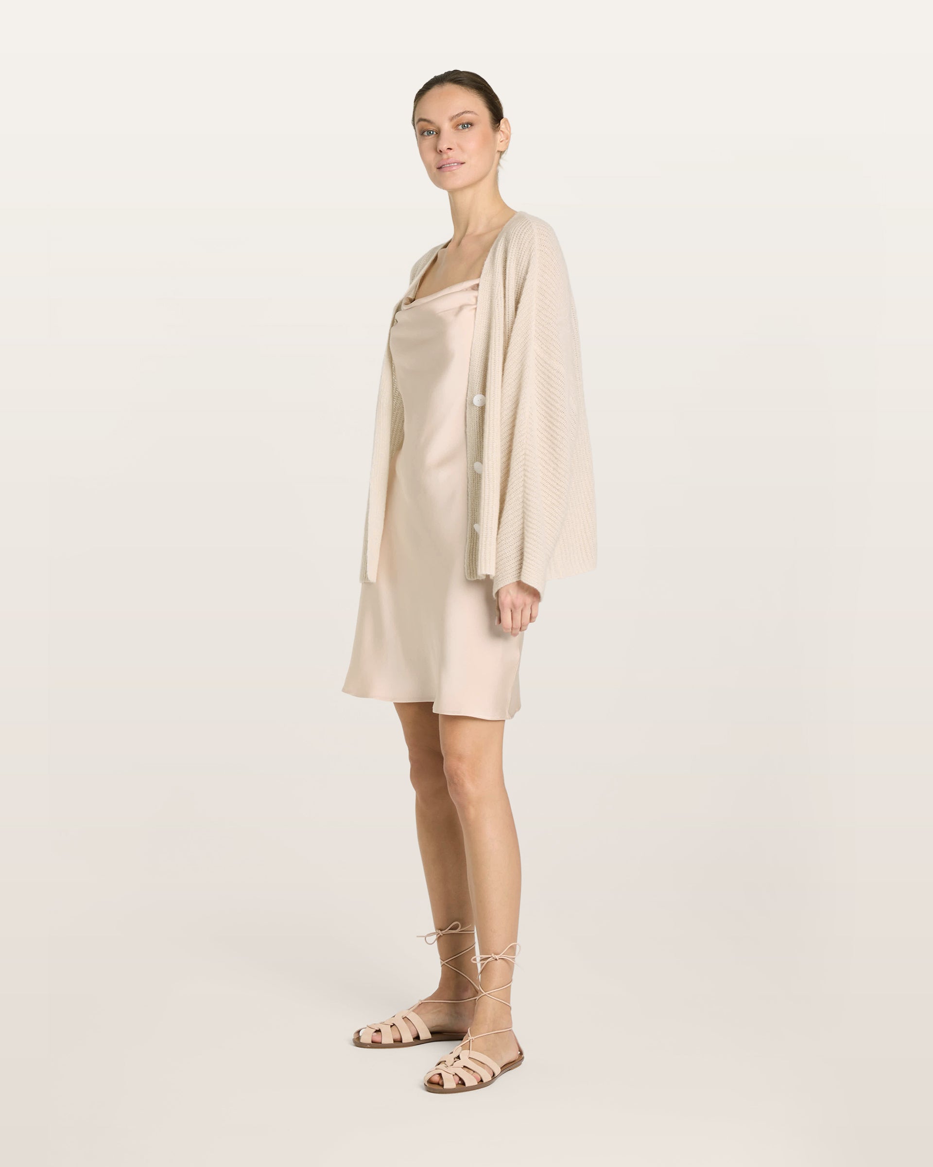 Damen Cardigan aus 75 % Kaschmir und 25 % Seide in lunar (creme) – mittelschwerer Cardigan im Halbpatent-Strick mit oversized Passform, Kunststoff-Knopfleiste sowie langen, weiten Ärmeln