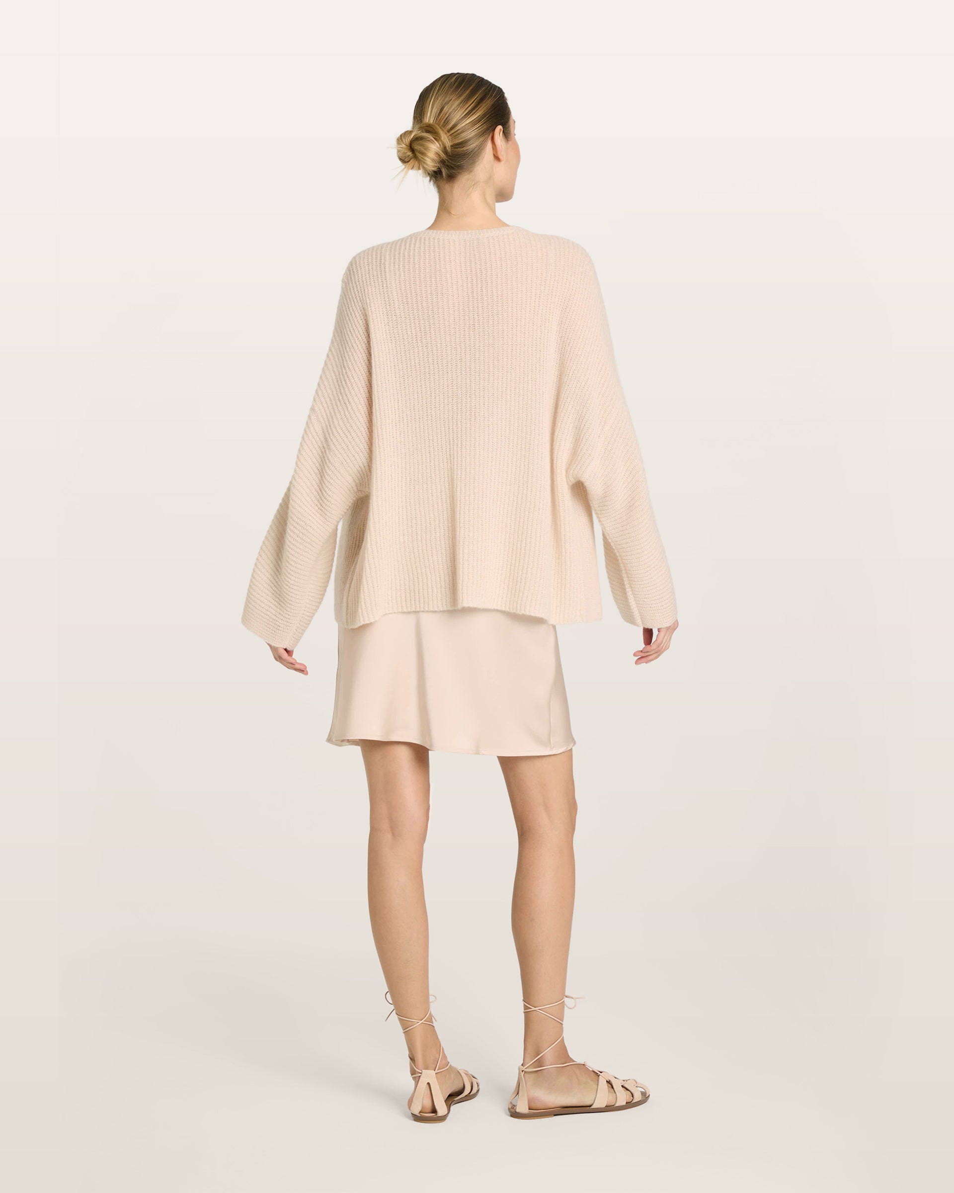 Damen Cardigan aus 75 % Kaschmir und 25 % Seide in lunar (creme) – mittelschwerer Cardigan im Halbpatent-Strick mit oversized Passform, Kunststoff-Knopfleiste sowie langen, weiten Ärmeln