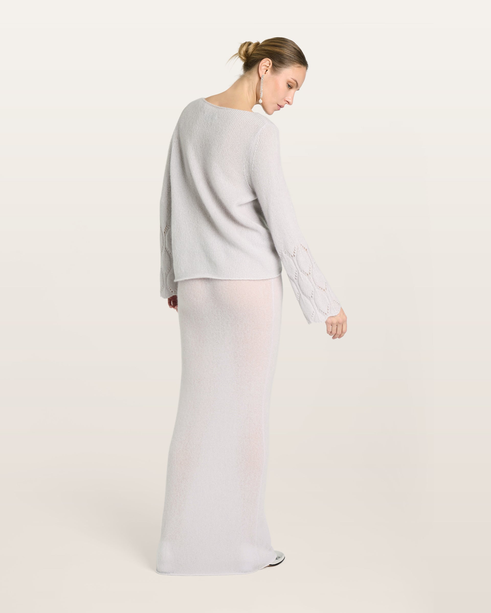 Damen Pullover aus 75 % Kaschmir und 25 % Seide in bluish white (hellblau) – mittelschwerer, glatt gestrickter Pullover mit dekorativem Lochmuster an den Ärmeln, lässig figurbetonter Passform, U-Boot-Ausschnitt, klassischer Schulter sowie langen, schmalen und geraden Ärmeln