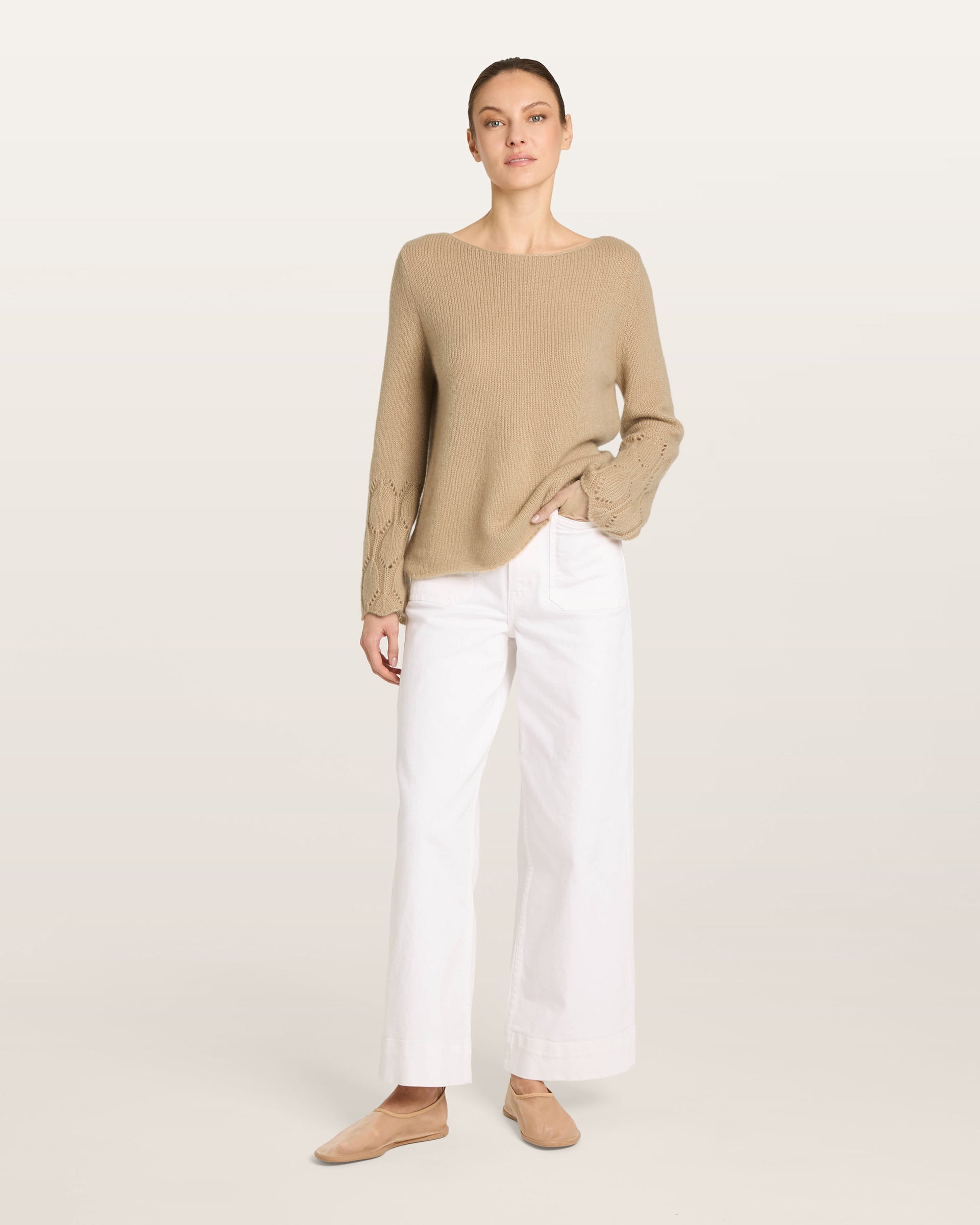 Damen Pullover aus 75 % Kaschmir und 25 % Seide in mokka (beige) – mittelschwerer, glatt gestrickter Pullover mit dekorativem Lochmuster an den Ärmeln, lässig figurbetonter Passform, U-Boot-Ausschnitt, klassischer Schulter sowie langen, schmalen und geraden Ärmeln