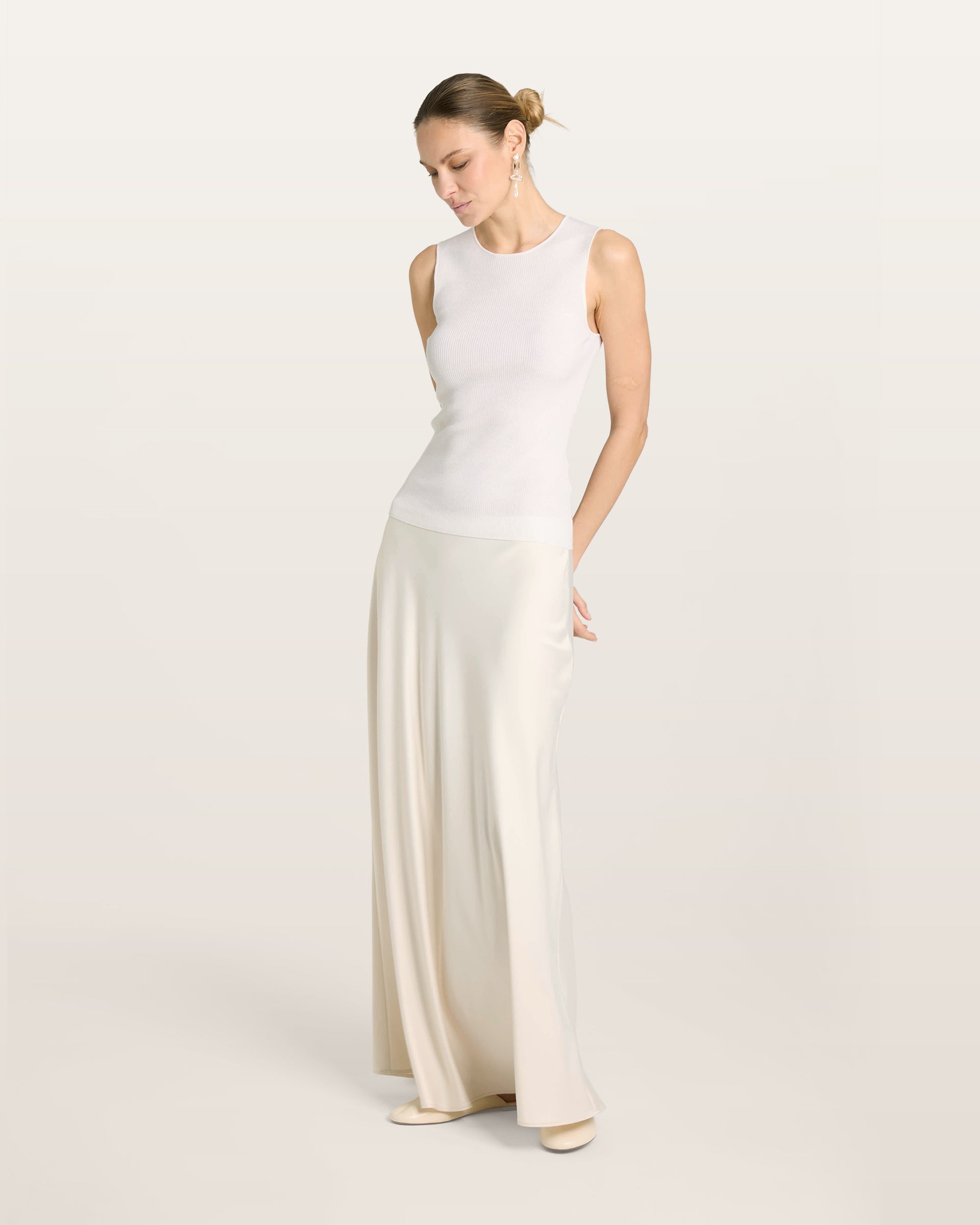 Damen Top in white (weiß) aus 100 % Extra Fine Merino – feiner Rippstrick, sehr elastisch, figurbetonter Schnitt, Rundhalsausschnitt und klassische Schulterform