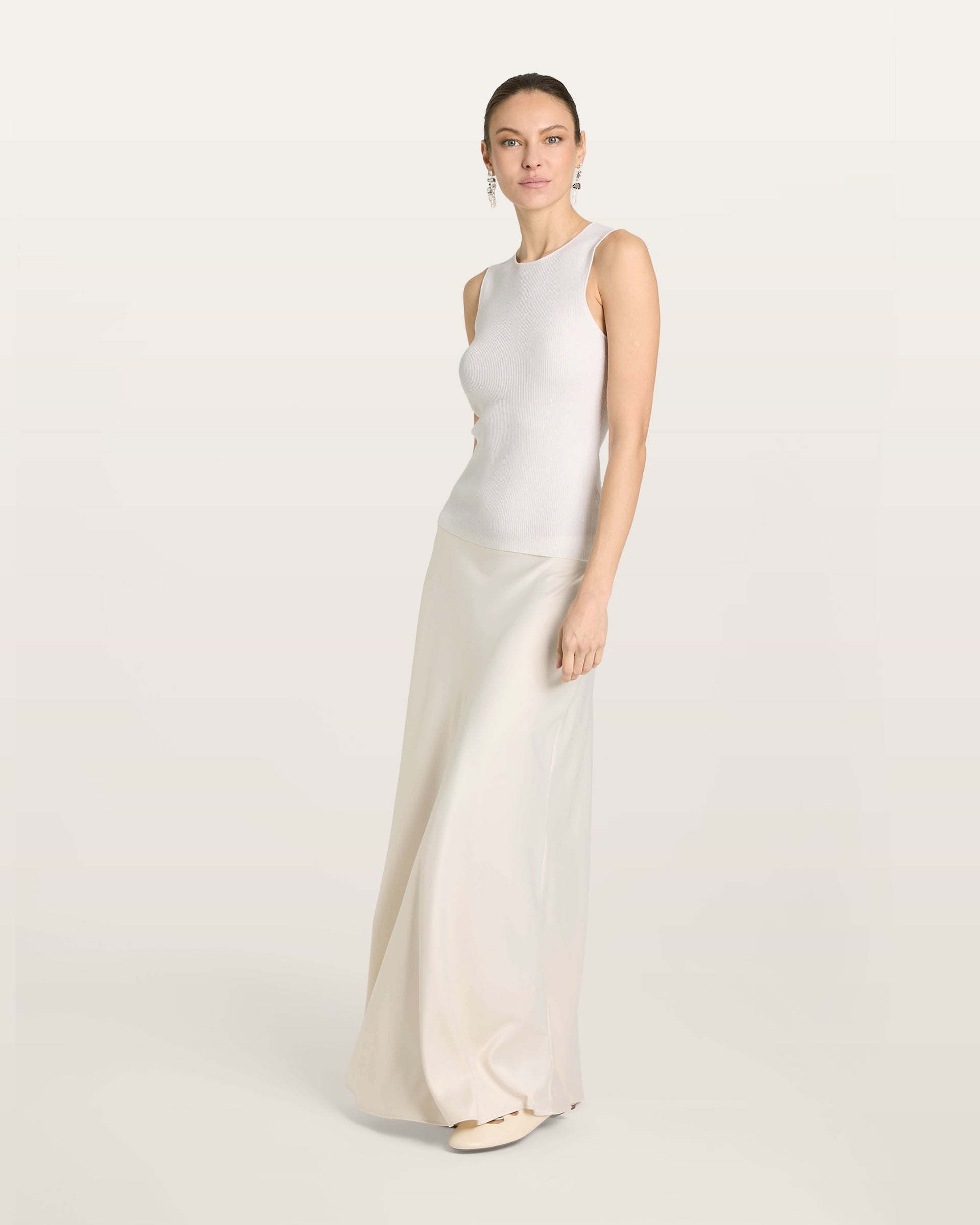 Damen Top in white (weiß) aus 100 % Extra Fine Merino – feiner Rippstrick, sehr elastisch, figurbetonter Schnitt, Rundhalsausschnitt und klassische Schulterform