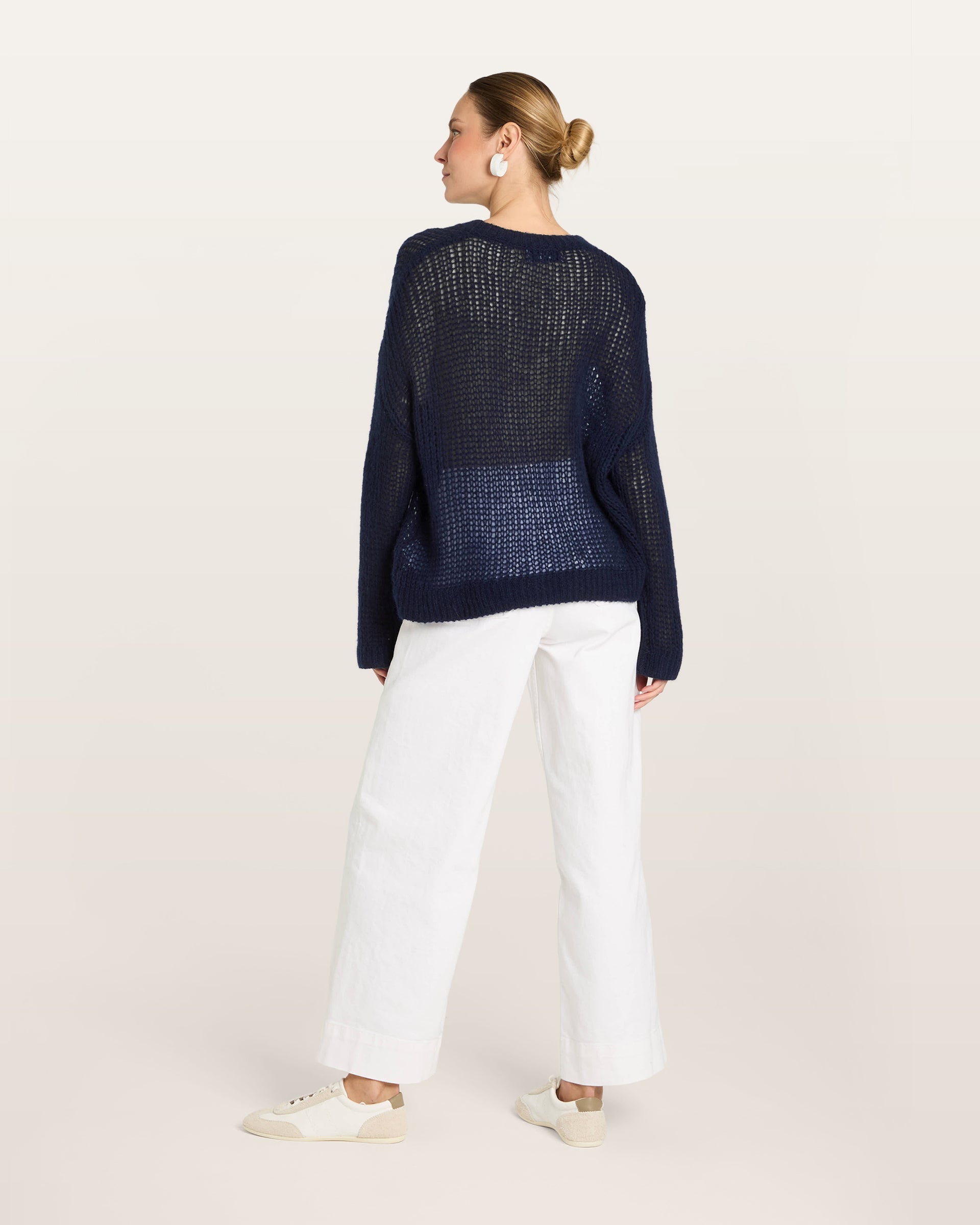 Damen Pullover in french navy (dunkelblau) aus Kaschmir-Seide – grob und locker gestrickt, transparent, oversized Passform, Rundhalsausschnitt mit Rippkragen, überschnittene Schultern, lange weite Ärmel und Rippbündchen an Ärmeln und Saum
