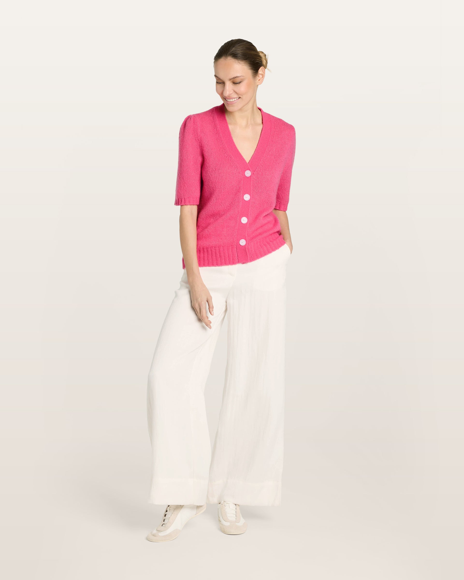 Damen Kurzarm-Jacket aus 75 % Kaschmir und 25 % Seide in cerise (pink) – mittelschwerer, glatt gestrickter Style in körperbetonter Passform mit Knopfleiste aus Kunststoff, klassischer Schulter, leichten Puff-Halbärmeln sowie Rippbündchen und hohem Ripp-Saum