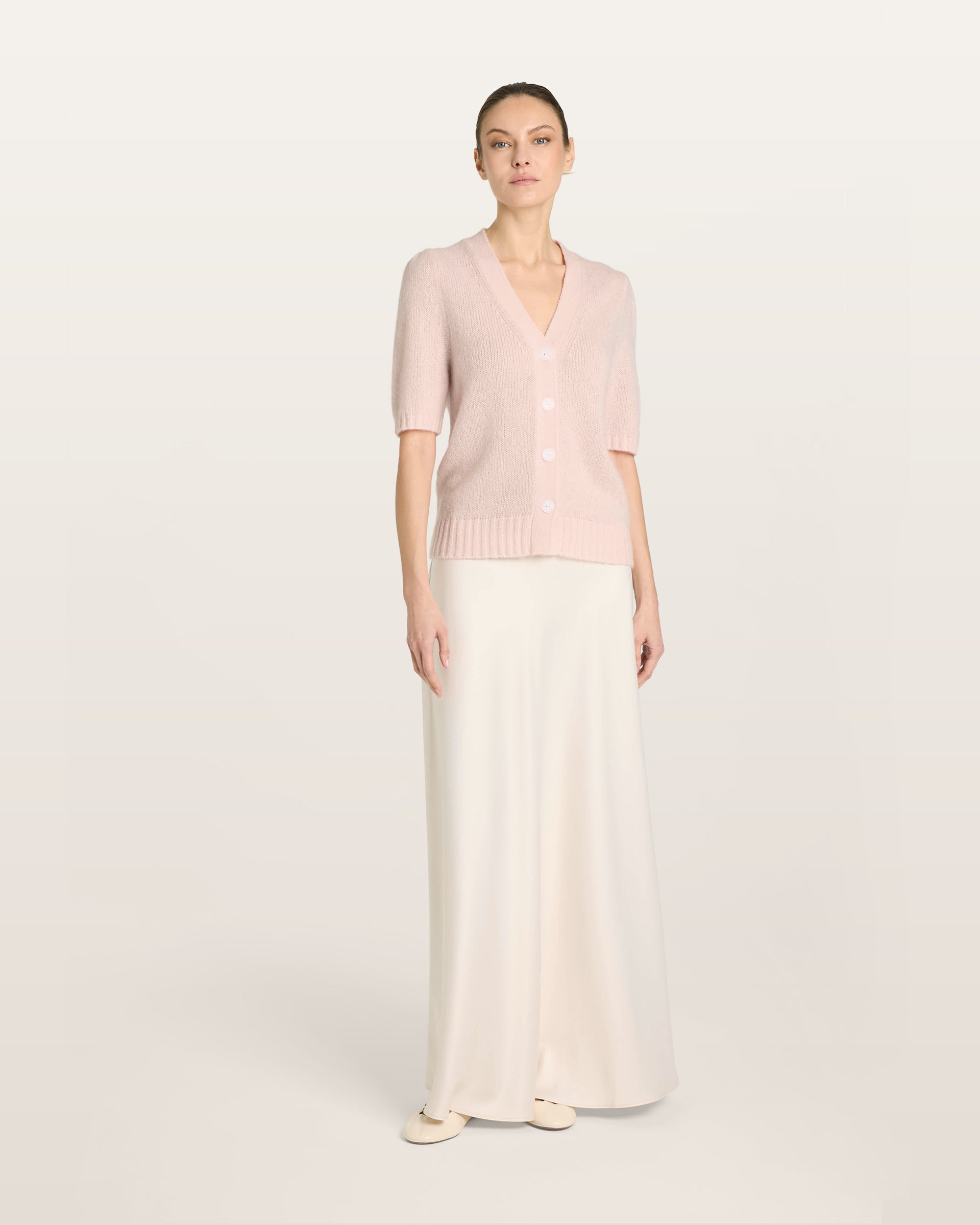 Damen Kurzarm-Jacket aus 75 % Kaschmir und 25 % Seide in cherry blossom (hellorange) – mittelschwerer, glatt gestrickter Style in körperbetonter Passform mit Knopfleiste aus Kunststoff, klassischer Schulter, leichten Puff-Halbärmeln sowie Rippbündchen und hohem Ripp-Saum