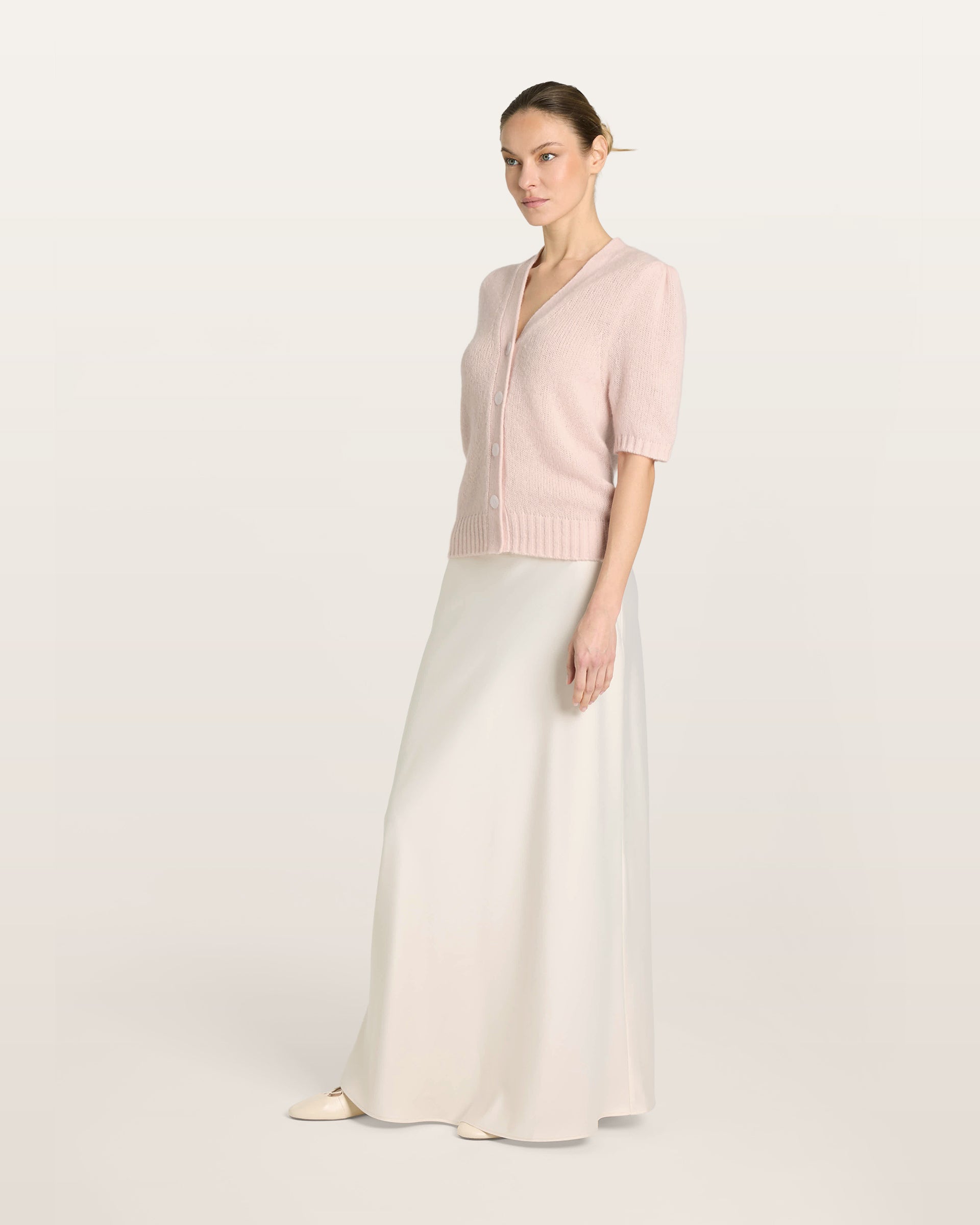 Damen Kurzarm-Jacket aus 75 % Kaschmir und 25 % Seide in cherry blossom (hellorange) – mittelschwerer, glatt gestrickter Style in körperbetonter Passform mit Knopfleiste aus Kunststoff, klassischer Schulter, leichten Puff-Halbärmeln sowie Rippbündchen und hohem Ripp-Saum