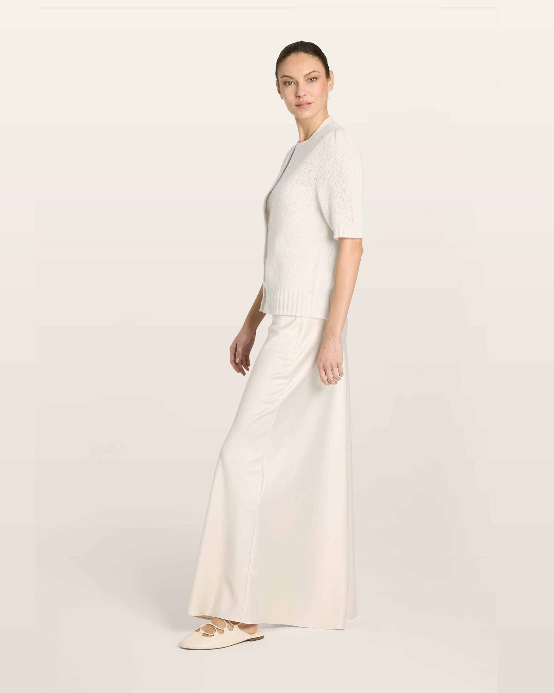 Damen Kurzarm-Jacket aus 75 % Kaschmir und 25 % Seide in ivory (cremeweiß) – mittelschwerer, glatt gestrickter Style in körperbetonter Passform mit Knopfleiste aus Kunststoff, klassischer Schulter, leichten Puff-Halbärmeln sowie Rippbündchen und hohem Ripp-Saum