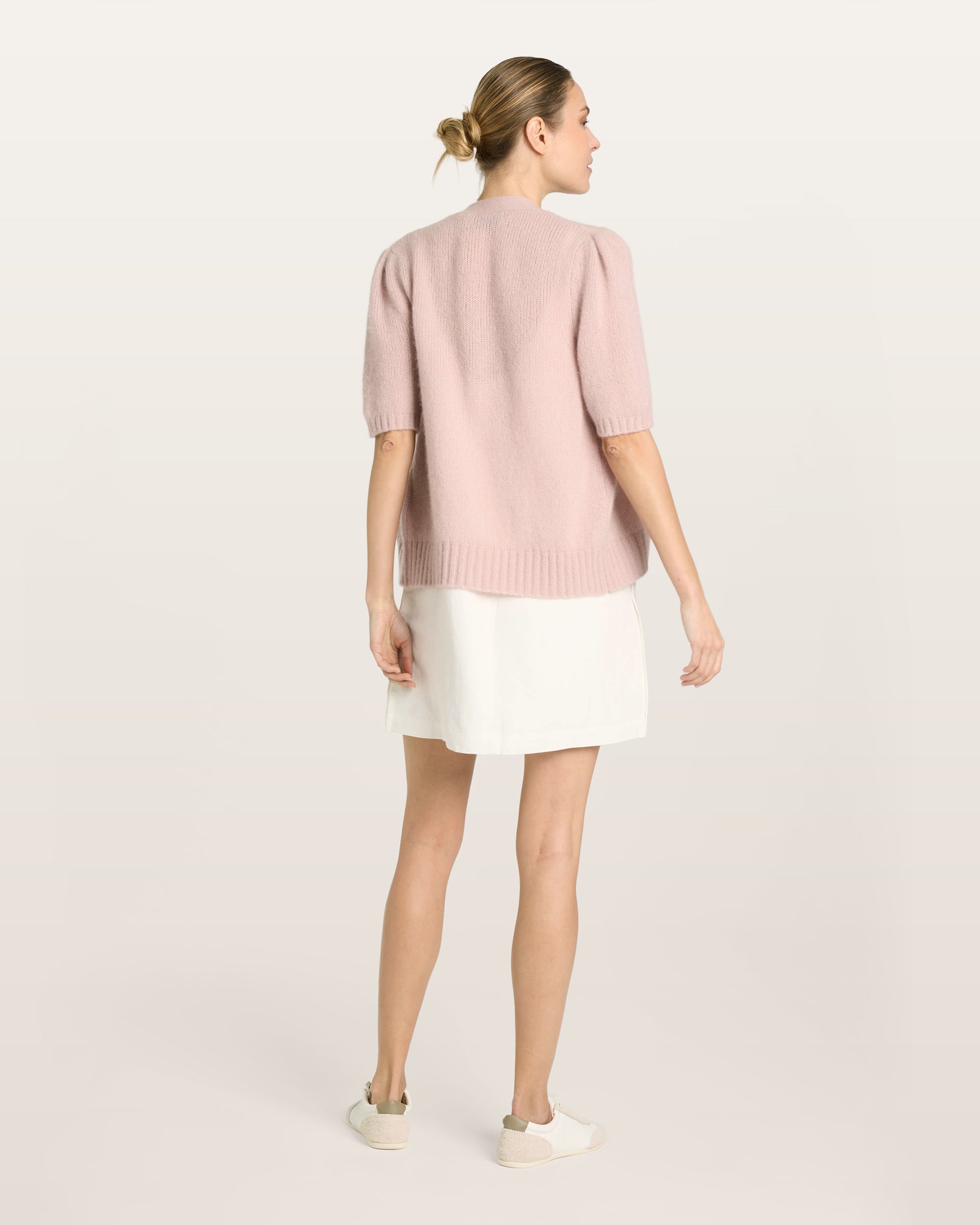 Damen Kurzarm-Jacket aus 75 % Kaschmir und 25 % Seide in pinkish grey (rosa) – mittelschwerer, glatt gestrickter Style in körperbetonter Passform mit Knopfleiste aus Kunststoff, klassischer Schulter, leichten Puff-Halbärmeln sowie Rippbündchen und hohem Ripp-Saum