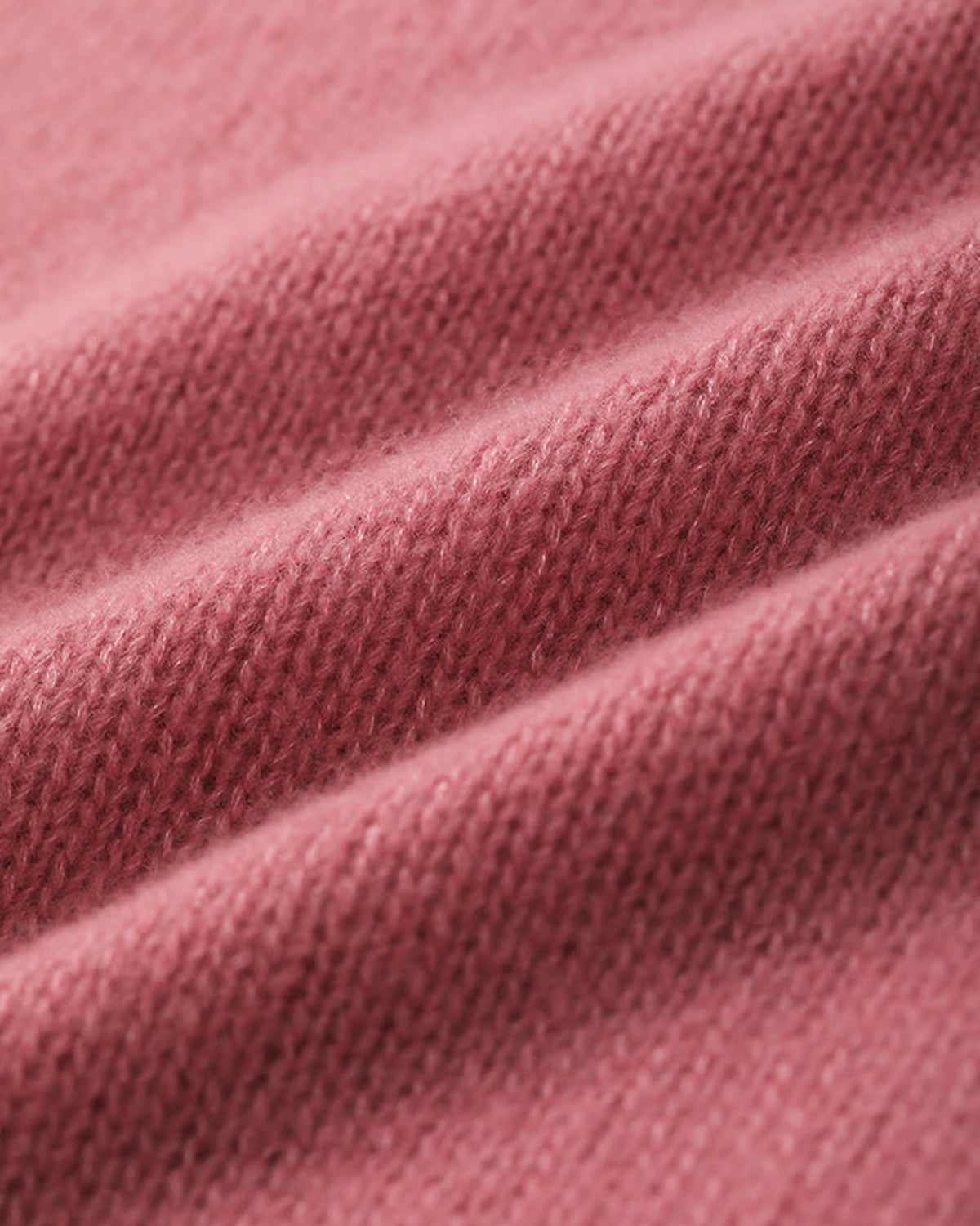Damen Pullover aus 75 % Kaschmir und 25 % Seide in Sienna – glatt gestrickter Pullover in mittelschwerer Qualität mit langer, relaxter Passform, die zum Saum hin leicht ausgestellt ist. Das Modell verfügt über einen Stehkragen in Rippstruktur, Raglanschultern sowie lange, schmale Ärmel. Hohe Ärmelbündchen und der Saum sind in Rippstruktur gearbeitet und verleihen dem Pullover eine moderne, elegante Silhouette.
