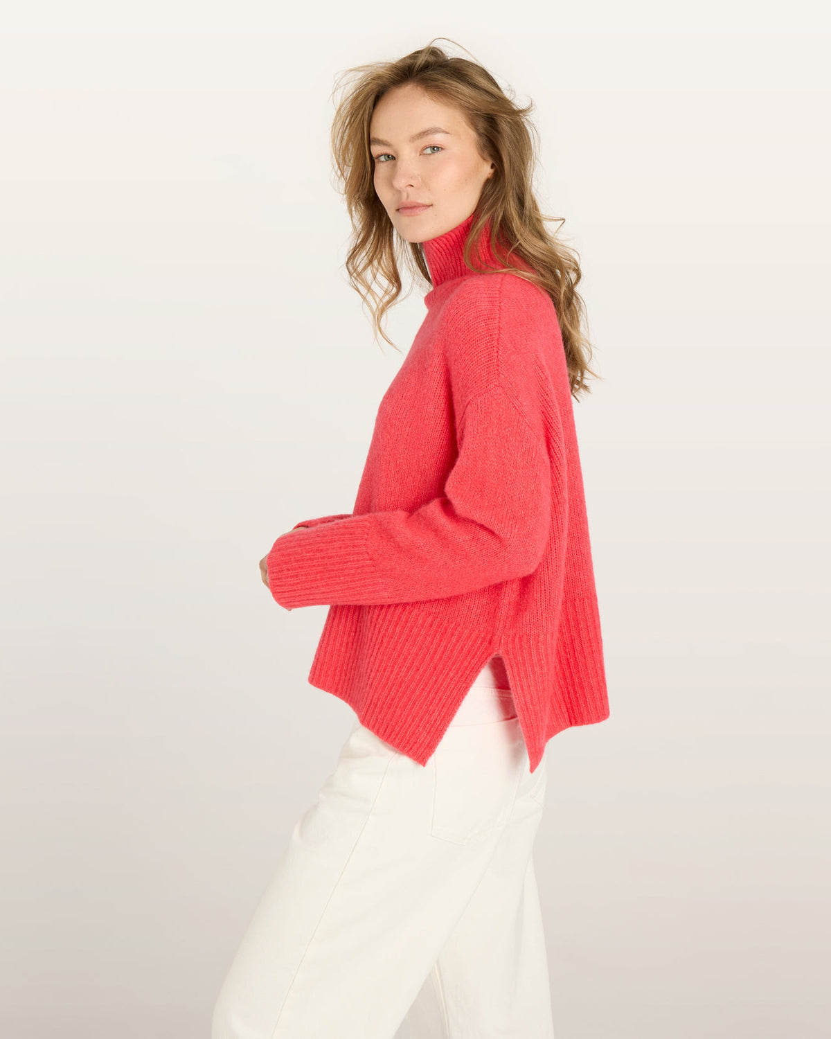Damen Pullover aus 75% Kaschmir, 25% Seide in Calypso – Locker geschnittener Pullover mit Rollkragen, breiten Rippbündchen an Saum und Ärmeln sowie dezenten Seitenschlitzen.