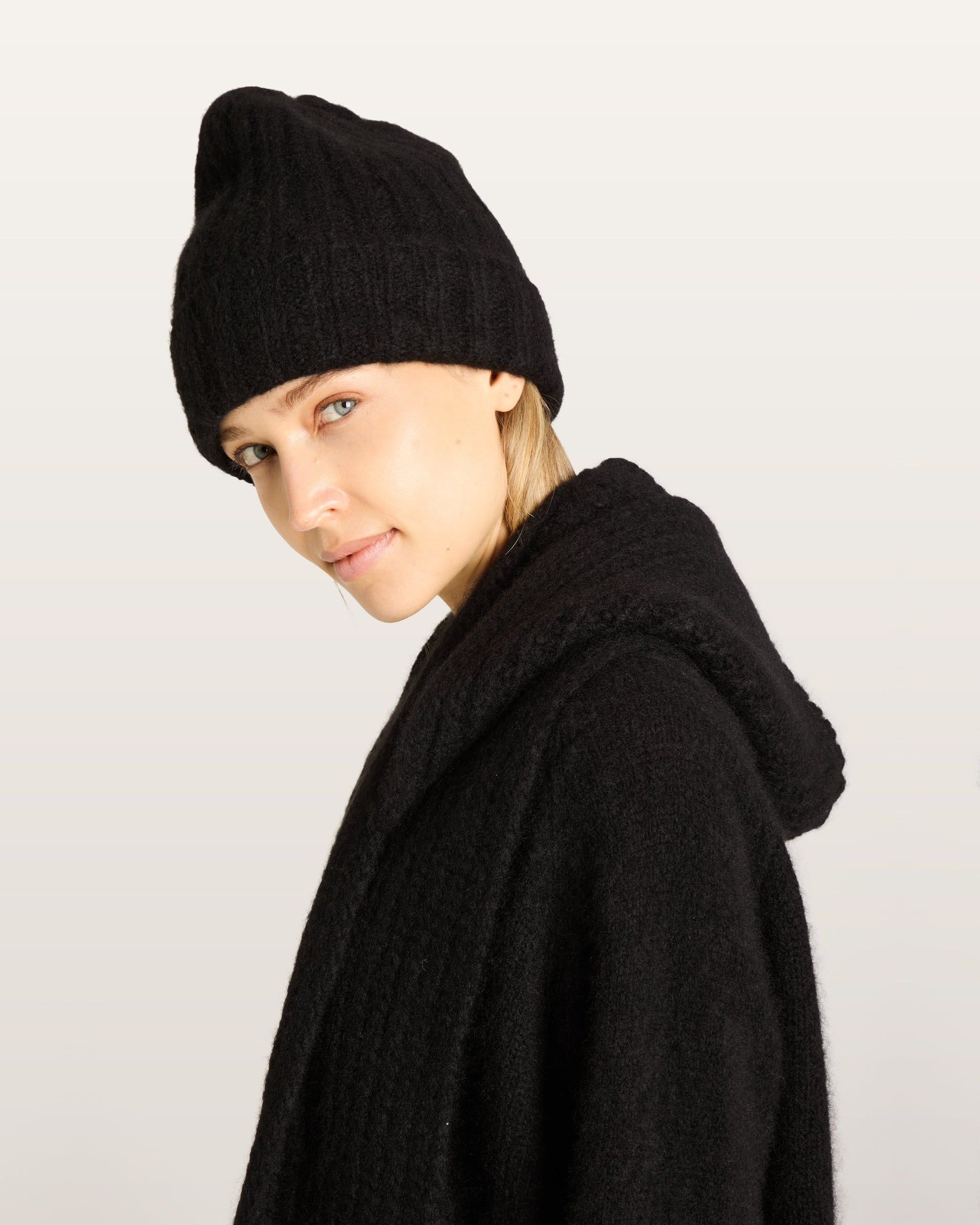 Damen Mütze aus 75 % Kaschmir und 25 % Seide in Black – Mütze in mittelschwerer Strickqualität mit Rippstruktur und klassischem Umschlag. Das zeitlose Design verbindet hohen Tragekomfort mit einer weichen, wärmenden Haptik.
