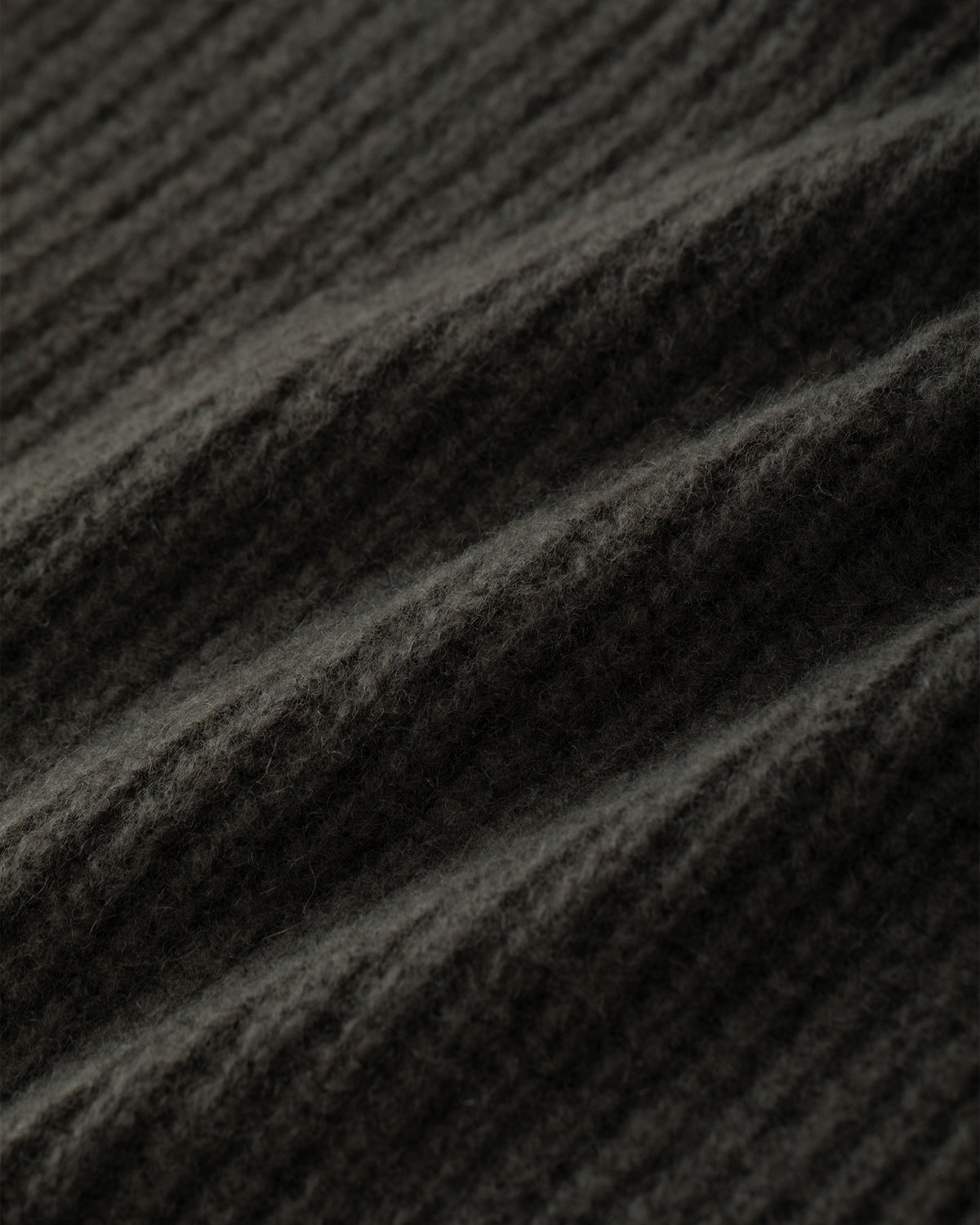 Damen Poncho aus 75 % Kaschmir und 25 % Seide in Black Forest – vielseitig tragbarer Poncho in grober Halbpatent-Strickstruktur mit breitem Kragen im Halbpatent-Strickmuster. Das zeitlose Design überzeugt durch seine moderne Silhouette und vielfältige Stylingmöglichkeiten.
