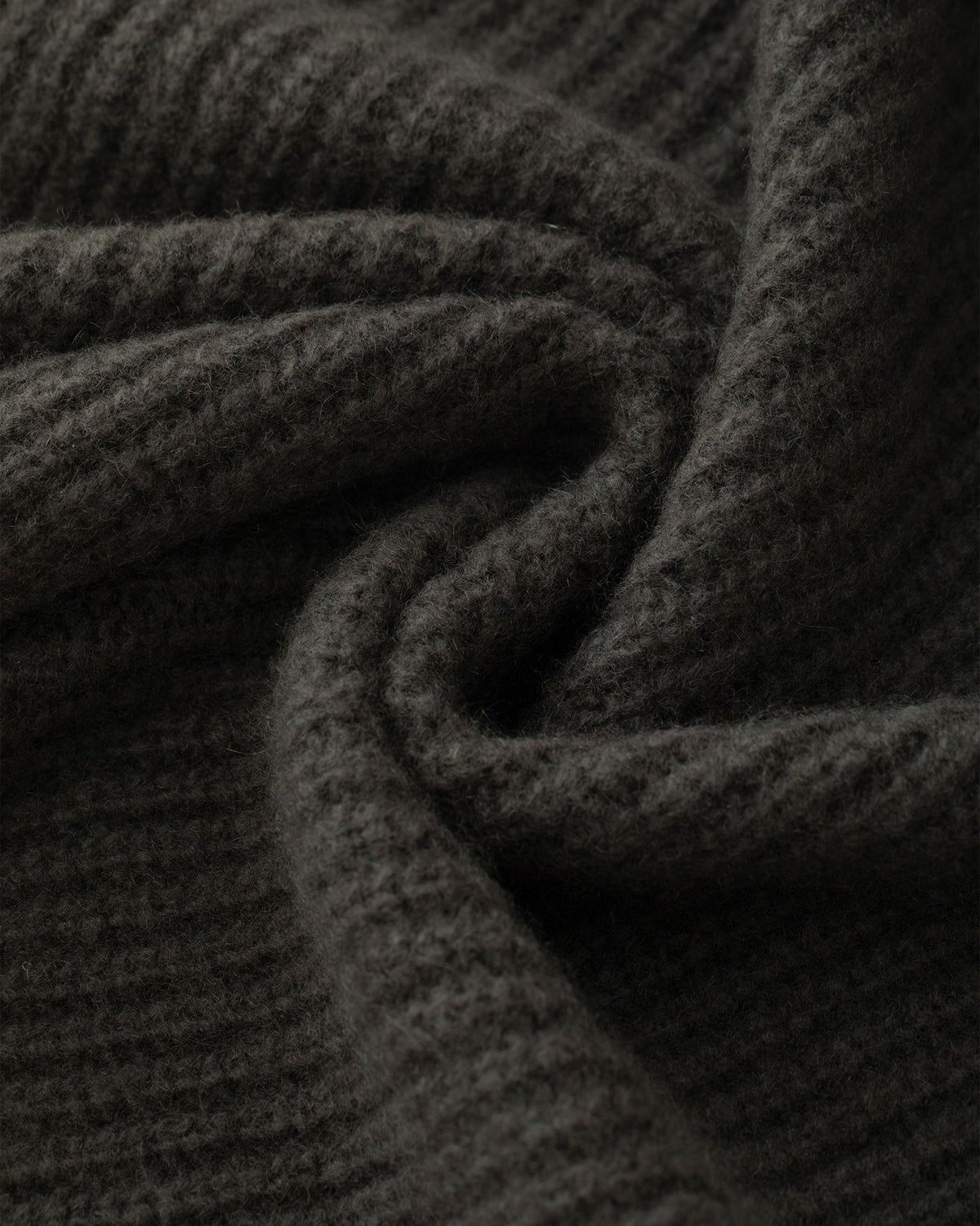 Damen Poncho aus 75 % Kaschmir und 25 % Seide in Black Forest – vielseitig tragbarer Poncho in grober Halbpatent-Strickstruktur mit breitem Kragen im Halbpatent-Strickmuster. Das zeitlose Design überzeugt durch seine moderne Silhouette und vielfältige Stylingmöglichkeiten.
