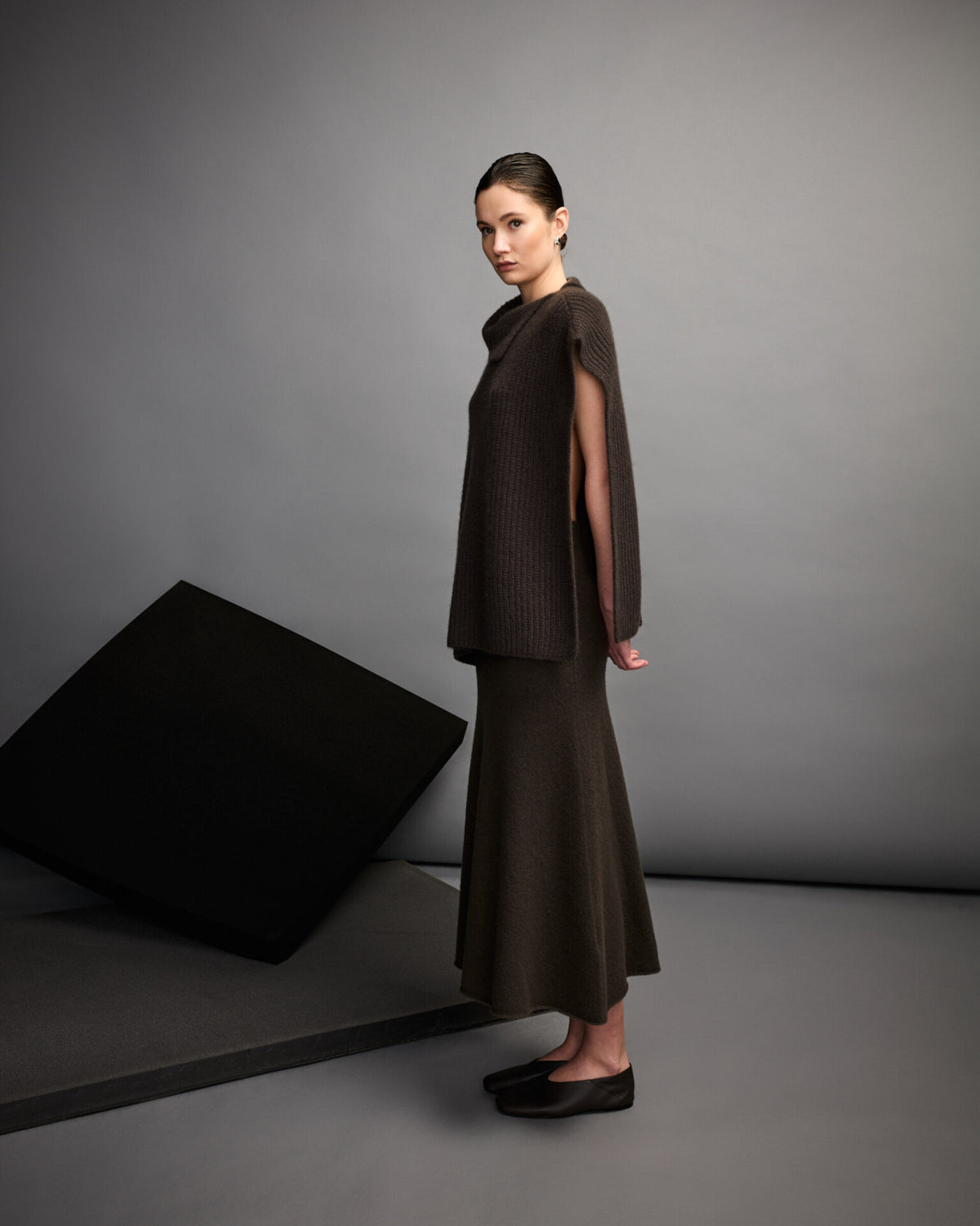 Damen Poncho aus 75 % Kaschmir und 25 % Seide in Black Forest – vielseitig tragbarer Poncho in grober Halbpatent-Strickstruktur mit breitem Kragen im Halbpatent-Strickmuster. Das zeitlose Design überzeugt durch seine moderne Silhouette und vielfältige Stylingmöglichkeiten.
