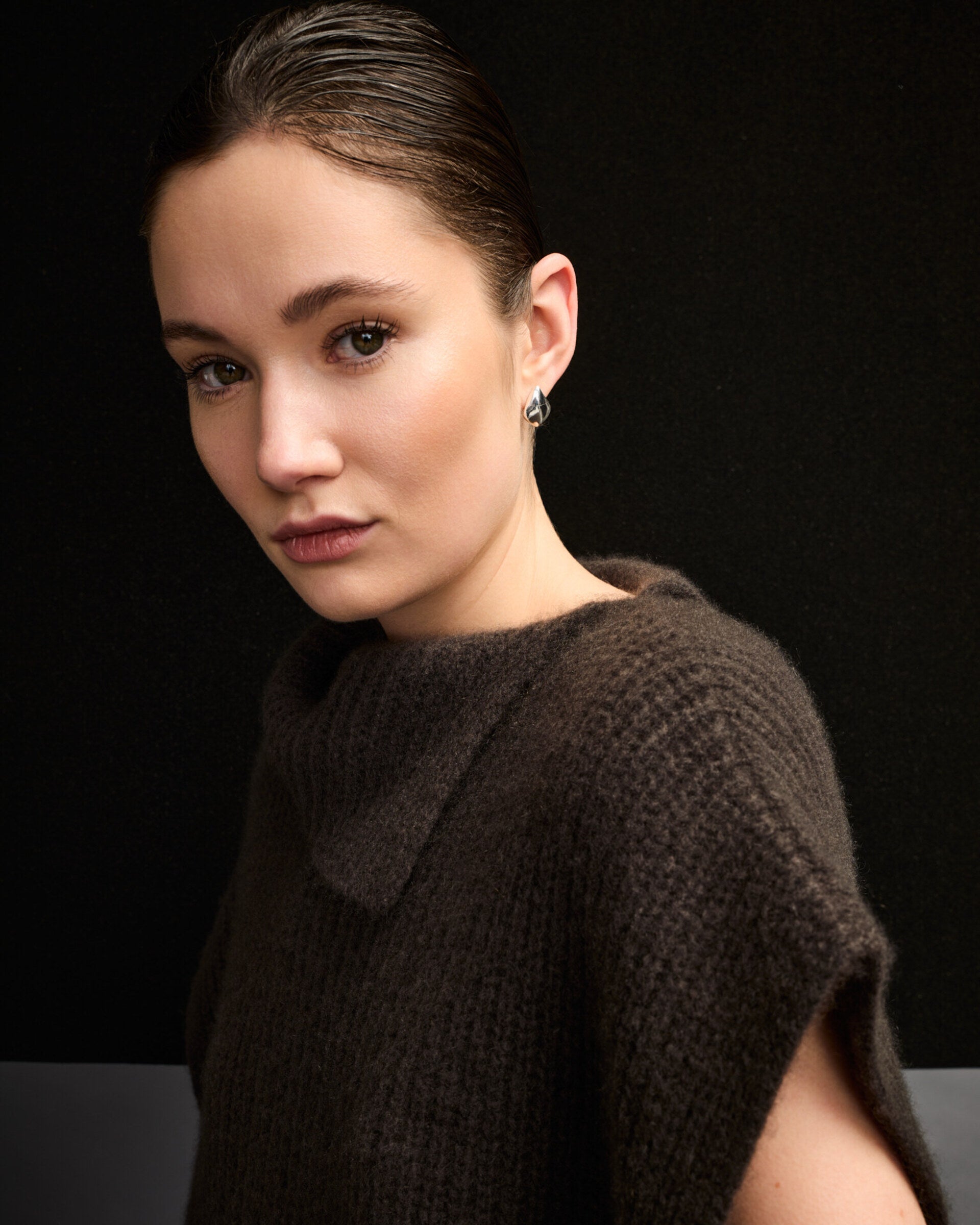Damen Poncho aus 75 % Kaschmir und 25 % Seide in Black Forest – vielseitig tragbarer Poncho in grober Halbpatent-Strickstruktur mit breitem Kragen im Halbpatent-Strickmuster. Das zeitlose Design überzeugt durch seine moderne Silhouette und vielfältige Stylingmöglichkeiten.
