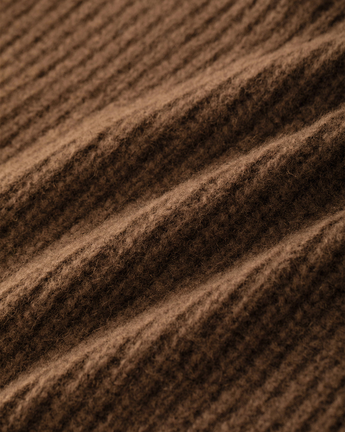 Damen Poncho aus 75 % Kaschmir und 25 % Seide in Vintage Cocoa – vielseitig tragbarer Poncho in grober Halbpatent-Strickstruktur mit breitem Kragen im Halbpatent-Strickmuster. Das zeitlose Design überzeugt durch seine moderne Silhouette und vielfältige Stylingmöglichkeiten.
