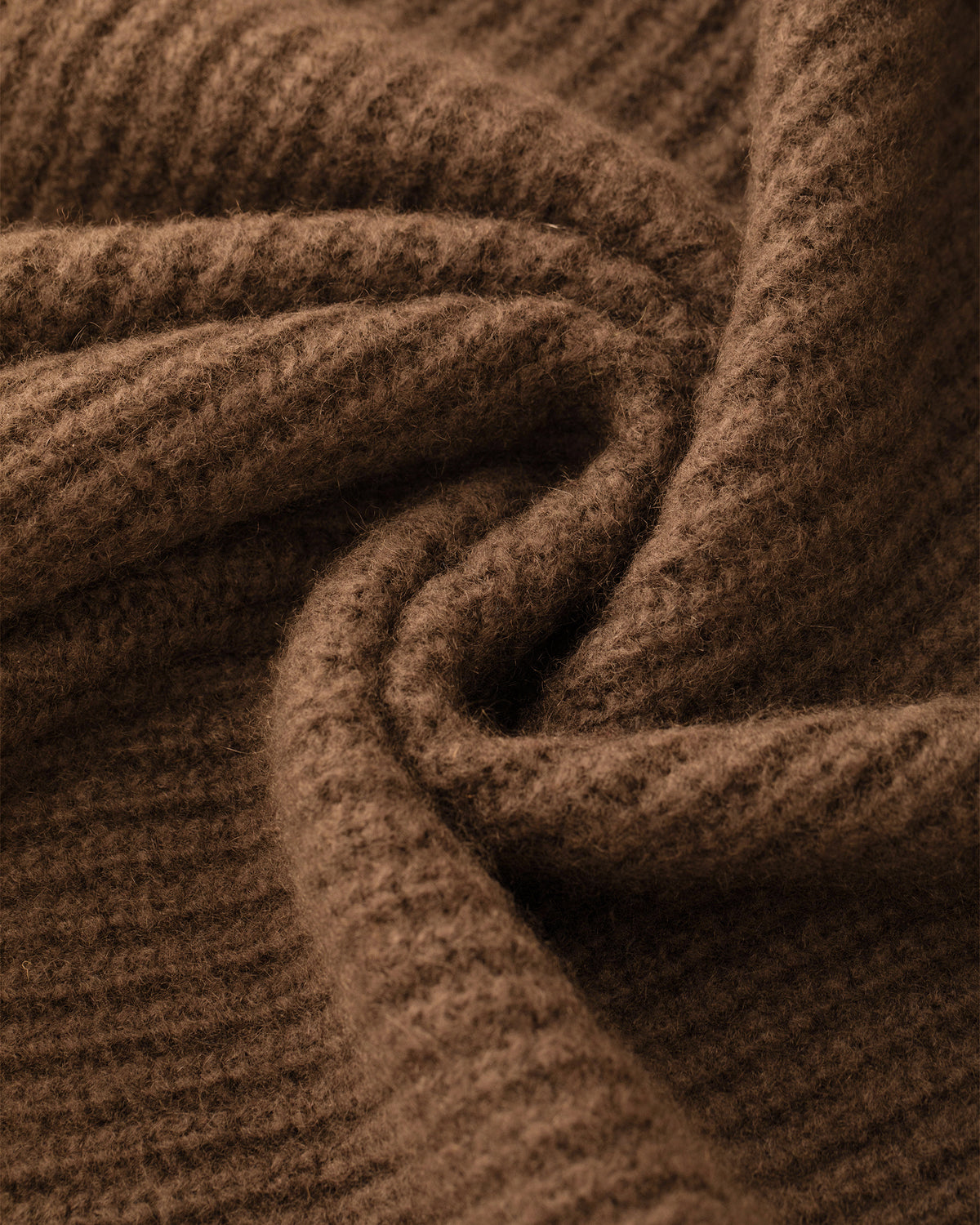 Damen Poncho aus 75 % Kaschmir und 25 % Seide in Vintage Cocoa – vielseitig tragbarer Poncho in grober Halbpatent-Strickstruktur mit breitem Kragen im Halbpatent-Strickmuster. Das zeitlose Design überzeugt durch seine moderne Silhouette und vielfältige Stylingmöglichkeiten.
