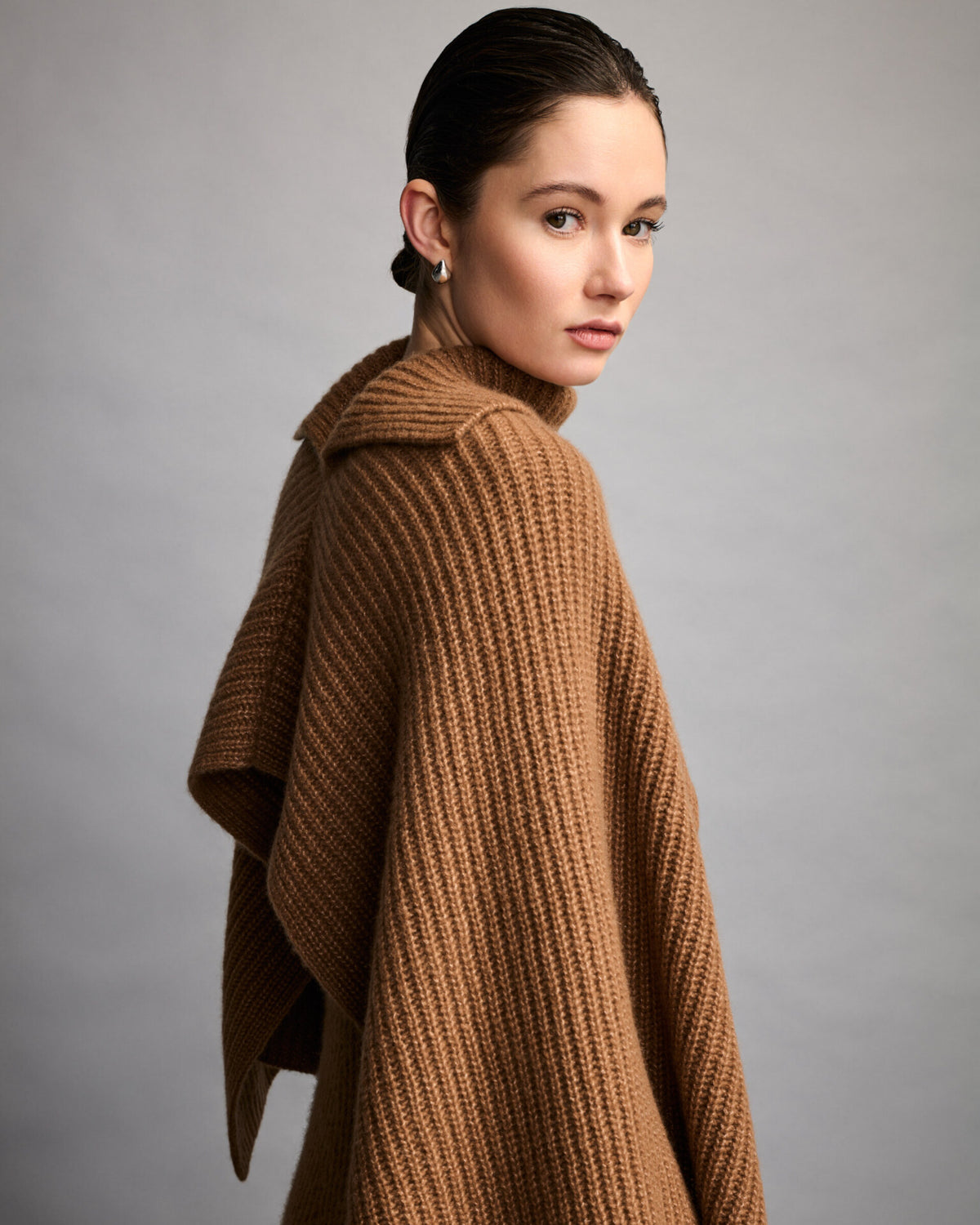 Damen Poncho aus 75 % Kaschmir und 25 % Seide in Vintage Cocoa – vielseitig tragbarer Poncho in grober Halbpatent-Strickstruktur mit breitem Kragen im Halbpatent-Strickmuster. Das zeitlose Design überzeugt durch seine moderne Silhouette und vielfältige Stylingmöglichkeiten.
