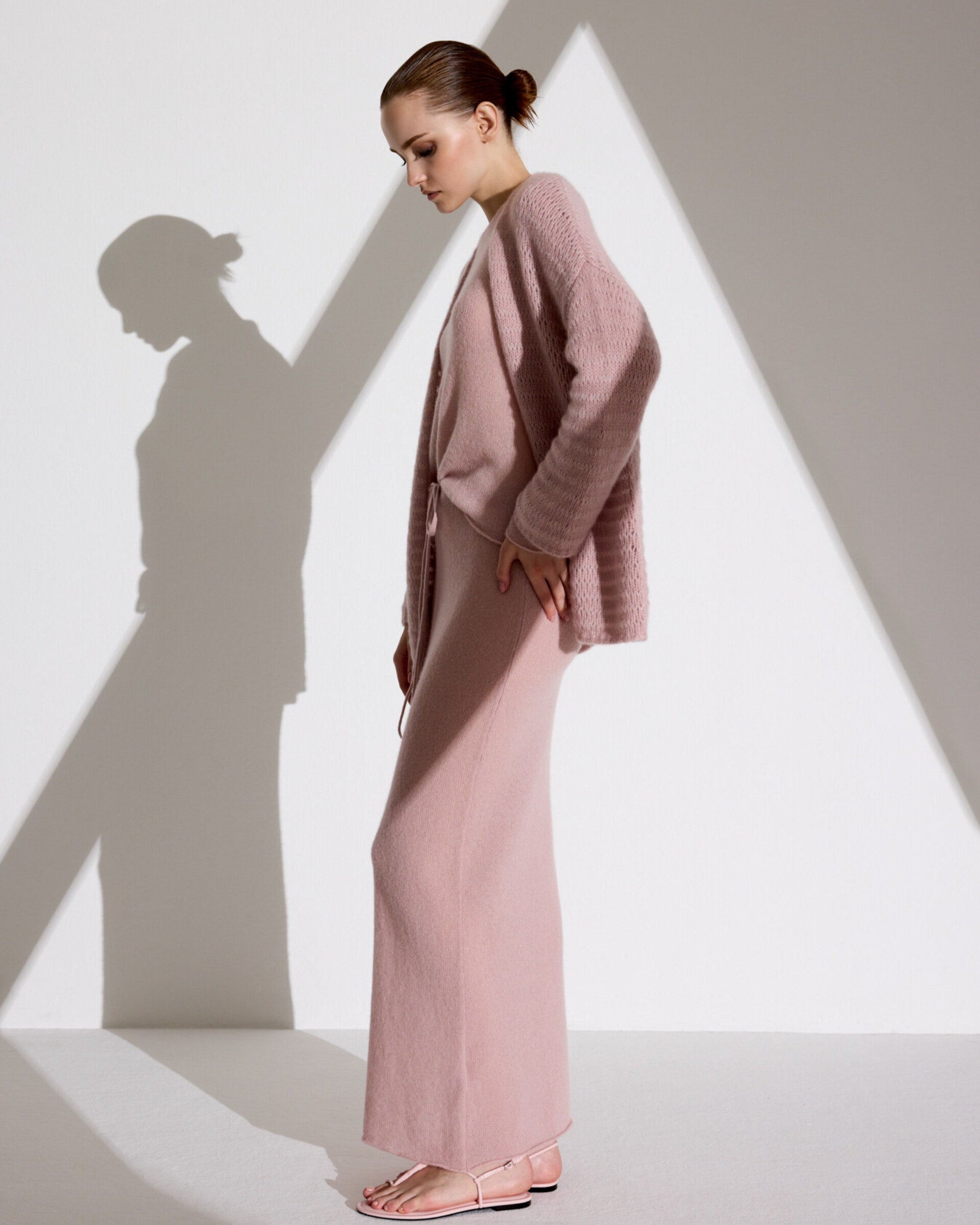 Damen Pullover in pinkish grey (rosa) aus Kaschmir-Seide – glatt und luftig gestrickt, mit großem Rundhalsausschnitt, langen schmalen Ärmeln und relaxter Passform