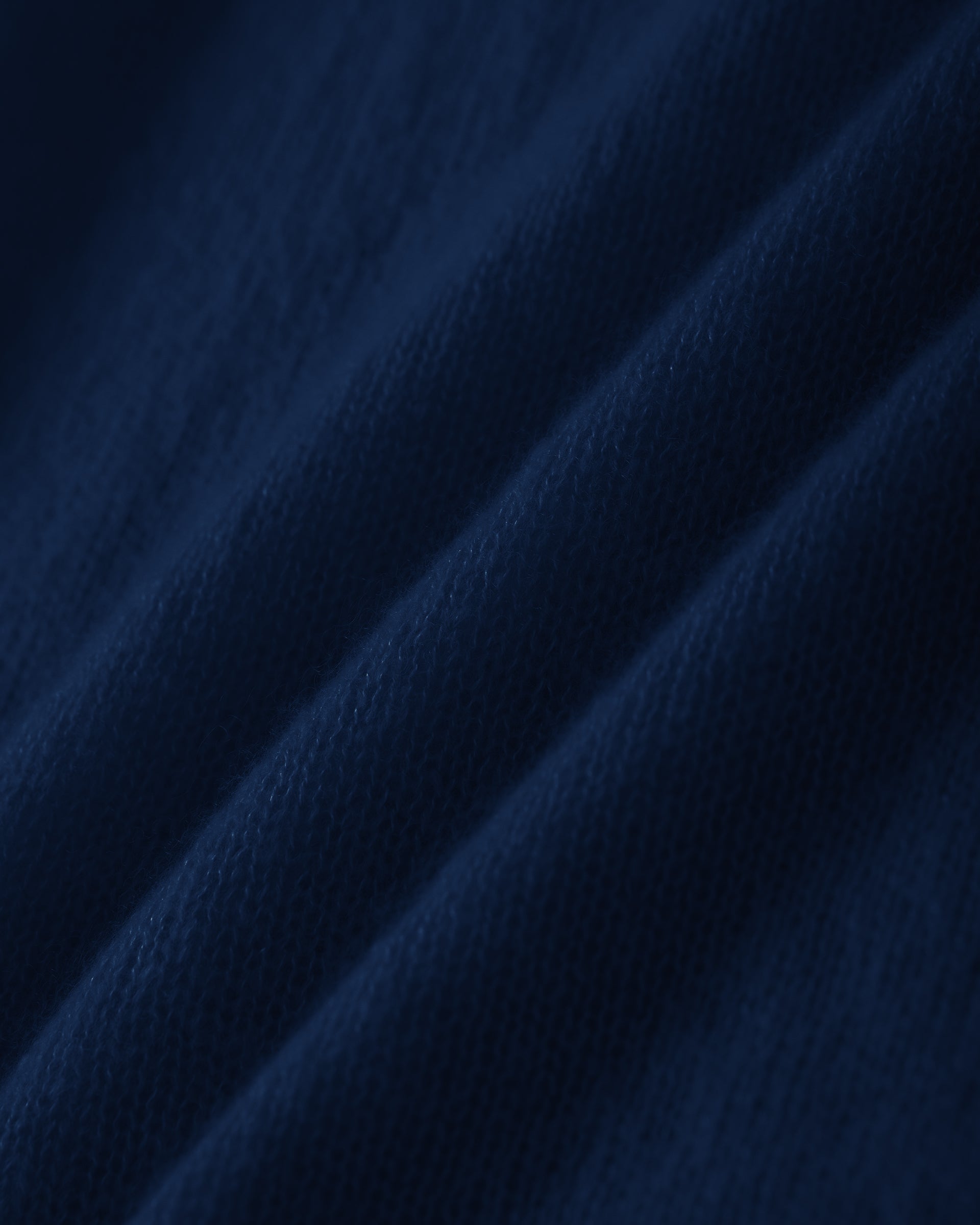 Damen Pullover in french navy (dunkelblau) aus Kaschmir-Seide – glatt und luftig gestrickt, mit großem Rundhalsausschnitt, langen schmalen Ärmeln und relaxter Passform