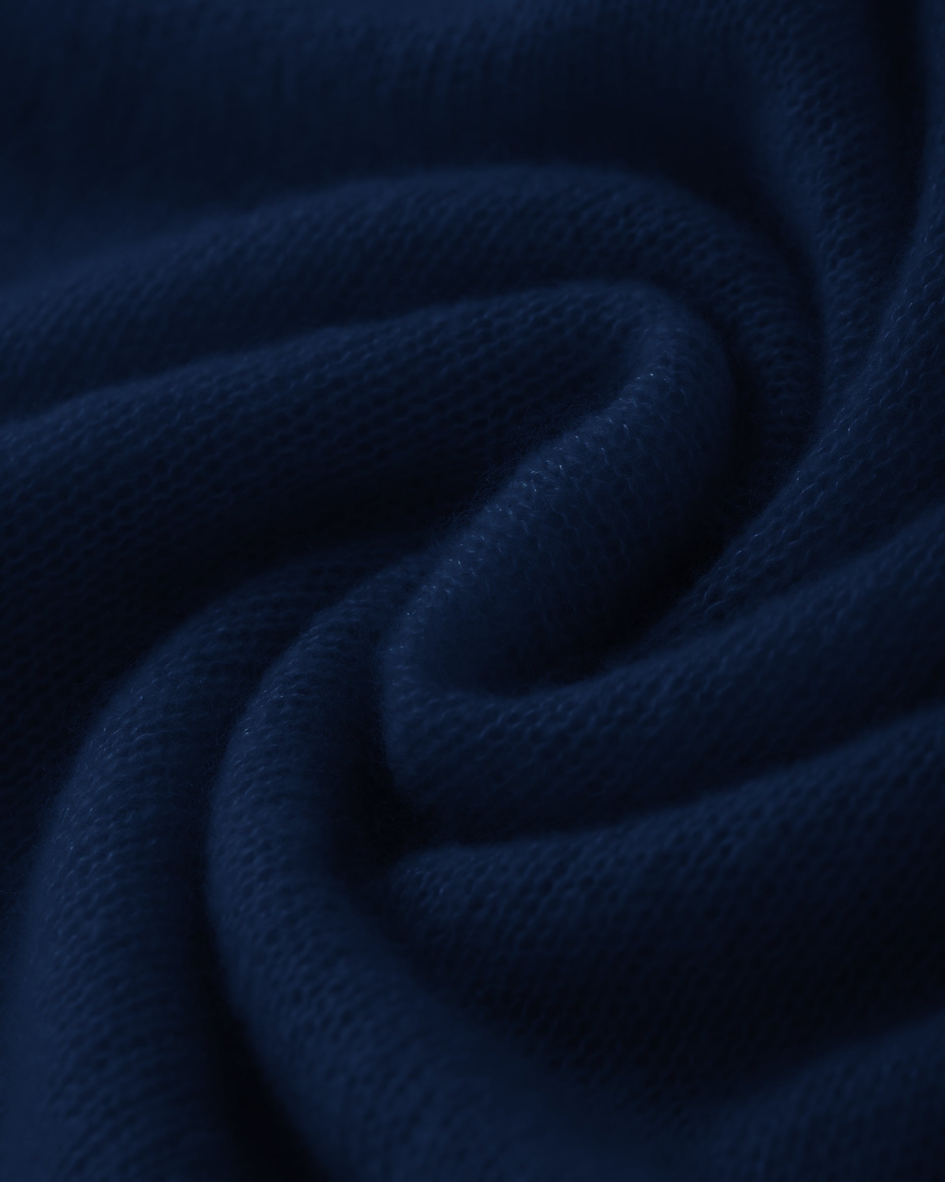 Damen Pullover in french navy (dunkelblau) aus Kaschmir-Seide – glatt und luftig gestrickt, mit großem Rundhalsausschnitt, langen schmalen Ärmeln und relaxter Passform
