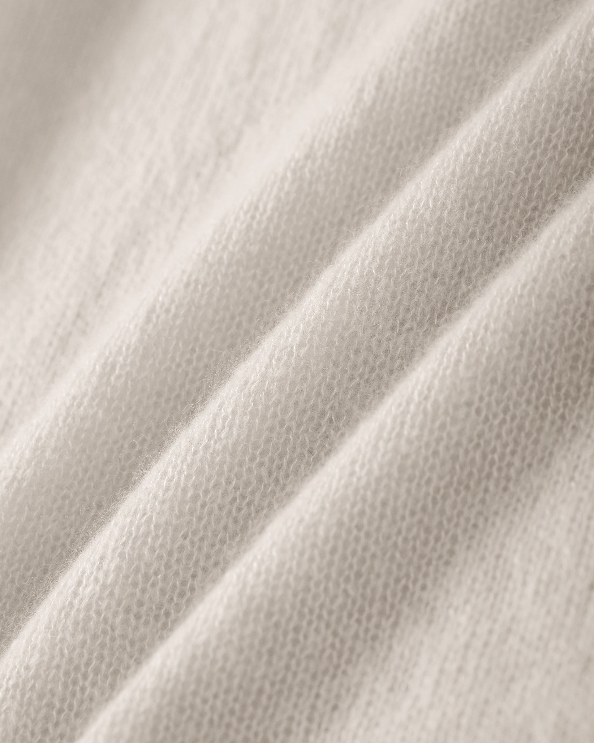 Damen Pullover in royal silver (grau) aus Kaschmir-Seide – glatt und luftig gestrickt, mit großem Rundhalsausschnitt, langen schmalen Ärmeln und relaxter Passform