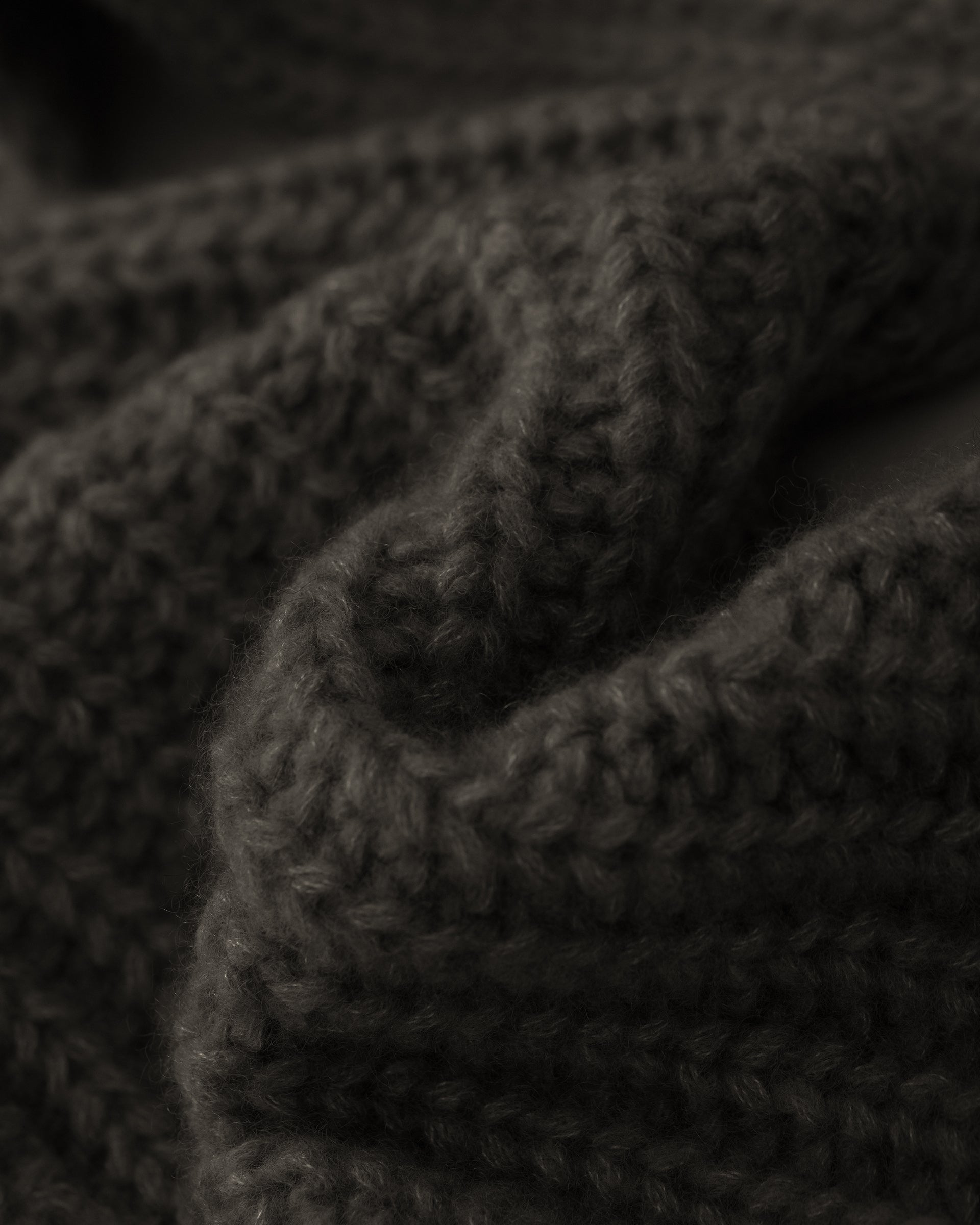  Damen Schal mit integrierter Mütze aus 75 % Kaschmir und 25 % Seide in Black Forest – vielseitiges Accessoire in grober Halbpatent-Strickstruktur. Das Modell vereint Mütze und Schal in einem und bietet durch die weiche Kaschmir-Seiden-Qualität angenehme Wärme sowie einen modernen, funktionalen Look.
