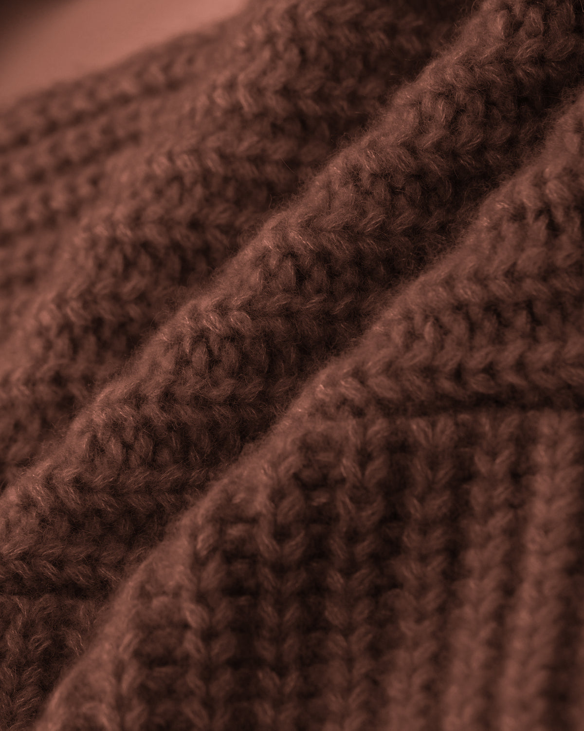 Damen Schal mit integrierter Mütze aus 75 % Kaschmir und 25 % Seide in Maple – vielseitiges Accessoire in grober Halbpatent-Strickstruktur. Das Modell vereint Mütze und Schal in einem und bietet durch die weiche Kaschmir-Seiden-Qualität angenehme Wärme sowie einen modernen, funktionalen Look.
