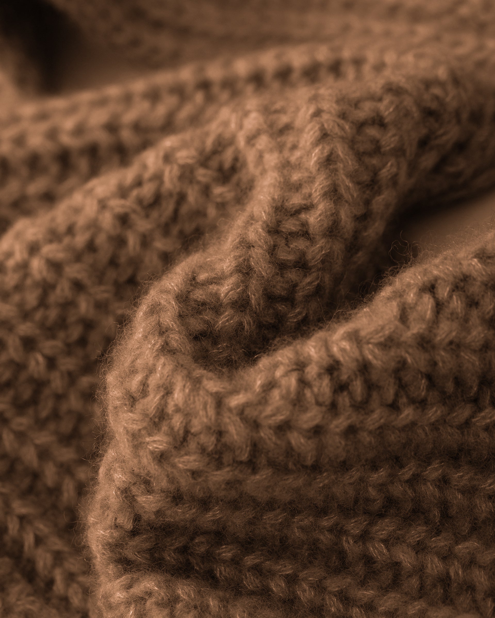  Damen Schal mit integrierter Mütze aus 75 % Kaschmir und 25 % Seide in Vintage Cocoa – vielseitiges Accessoire in grober Halbpatent-Strickstruktur. Das Modell vereint Mütze und Schal in einem und bietet durch die weiche Kaschmir-Seiden-Qualität angenehme Wärme sowie einen modernen, funktionalen Look.
