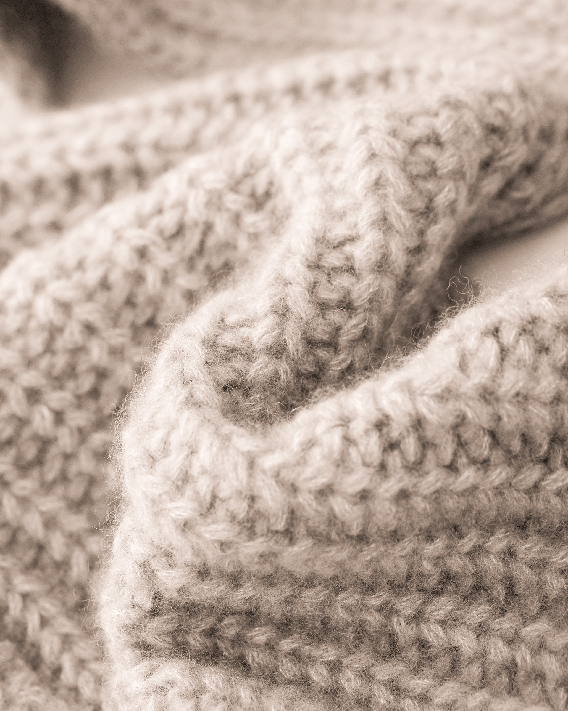 Damen Schal mit integrierter Mütze aus 75 % Kaschmir und 25 % Seide in Wheat – vielseitiges Accessoire in grober Halbpatent-Strickstruktur. Das Modell vereint Mütze und Schal in einem und bietet durch die weiche Kaschmir-Seiden-Qualität angenehme Wärme sowie einen modernen, funktionalen Look.