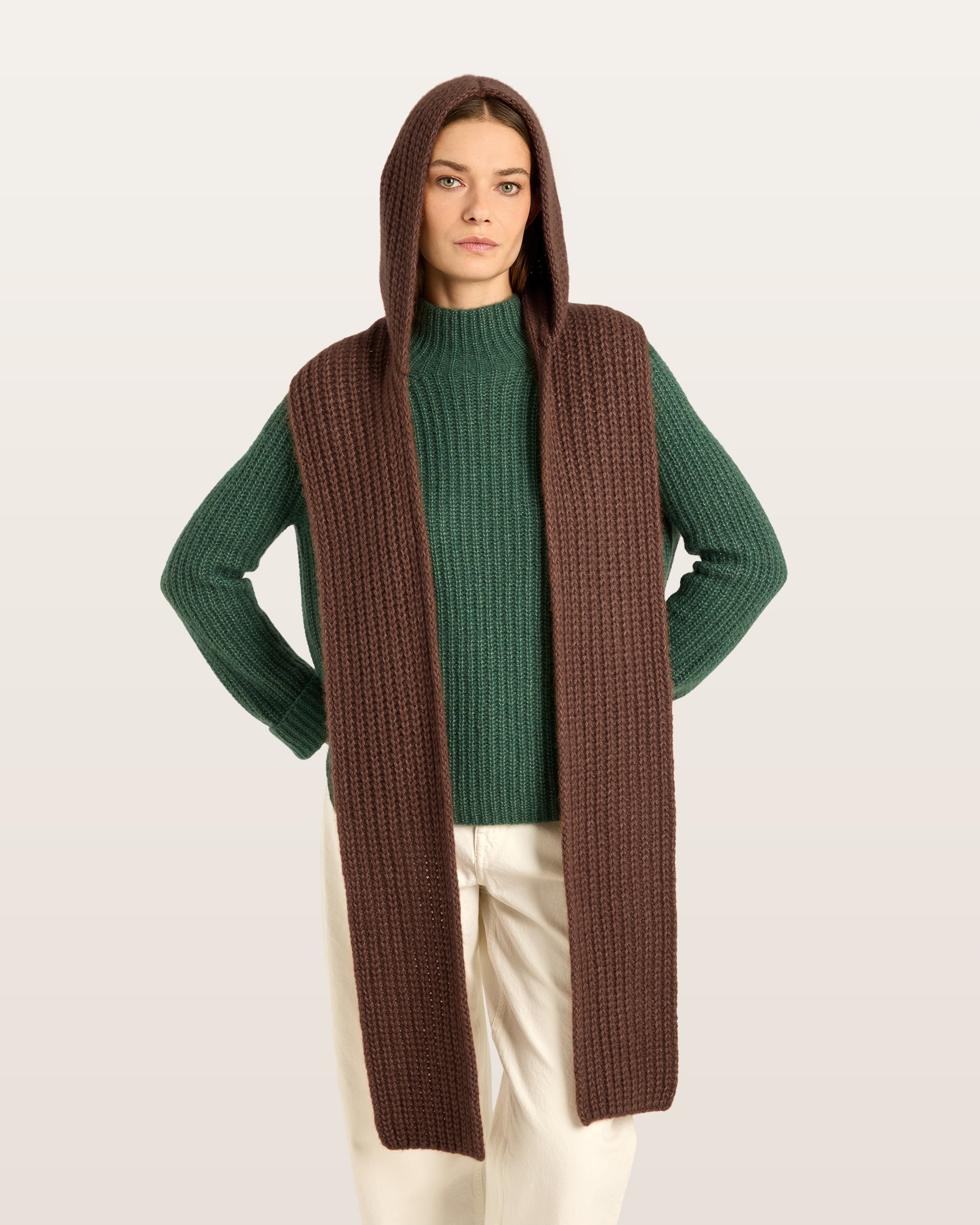 Damen Schal mit integrierter Mütze aus 75 % Kaschmir und 25 % Seide in Maple – vielseitiges Accessoire in grober Halbpatent-Strickstruktur. Das Modell vereint Mütze und Schal in einem und bietet durch die weiche Kaschmir-Seiden-Qualität angenehme Wärme sowie einen modernen, funktionalen Look.

