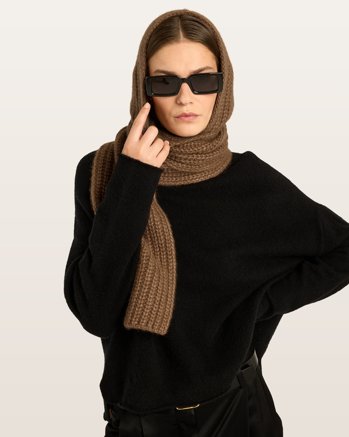  Damen Schal mit integrierter Mütze aus 75 % Kaschmir und 25 % Seide in Vintage Cocoa – vielseitiges Accessoire in grober Halbpatent-Strickstruktur. Das Modell vereint Mütze und Schal in einem und bietet durch die weiche Kaschmir-Seiden-Qualität angenehme Wärme sowie einen modernen, funktionalen Look.
